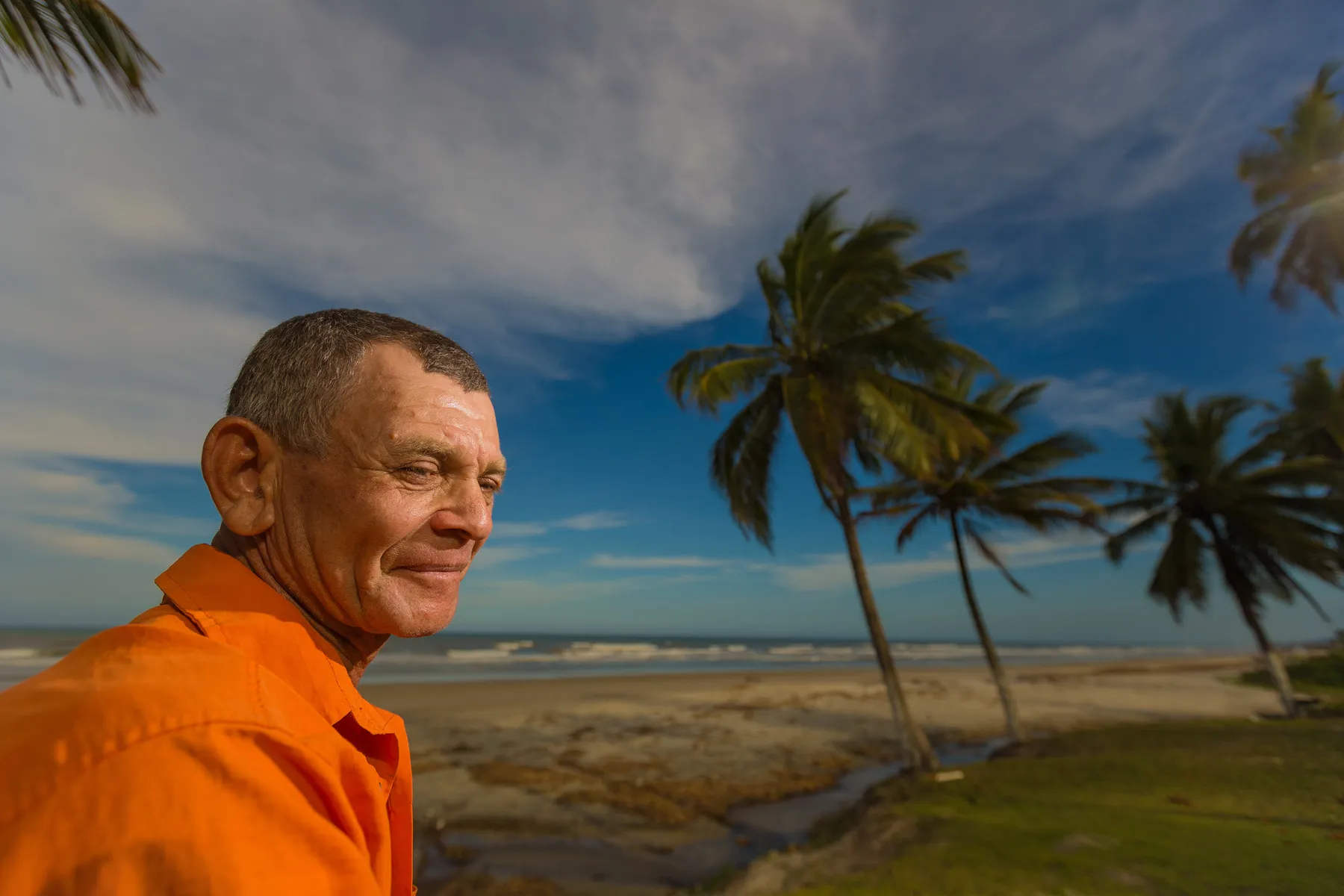Pescador em Canavieiras, Bahia, próximo à costa, no contexto do projeto PCAP de caracterização ambiental da plataforma continental