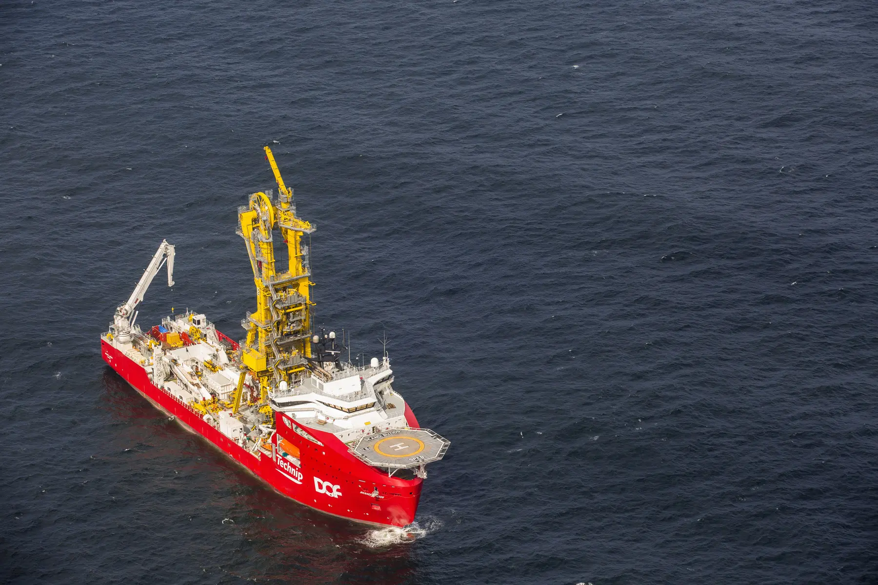 Navio de lançamento de linhas operado pela joint venture DOF e TechnipFMC em ambiente offshore