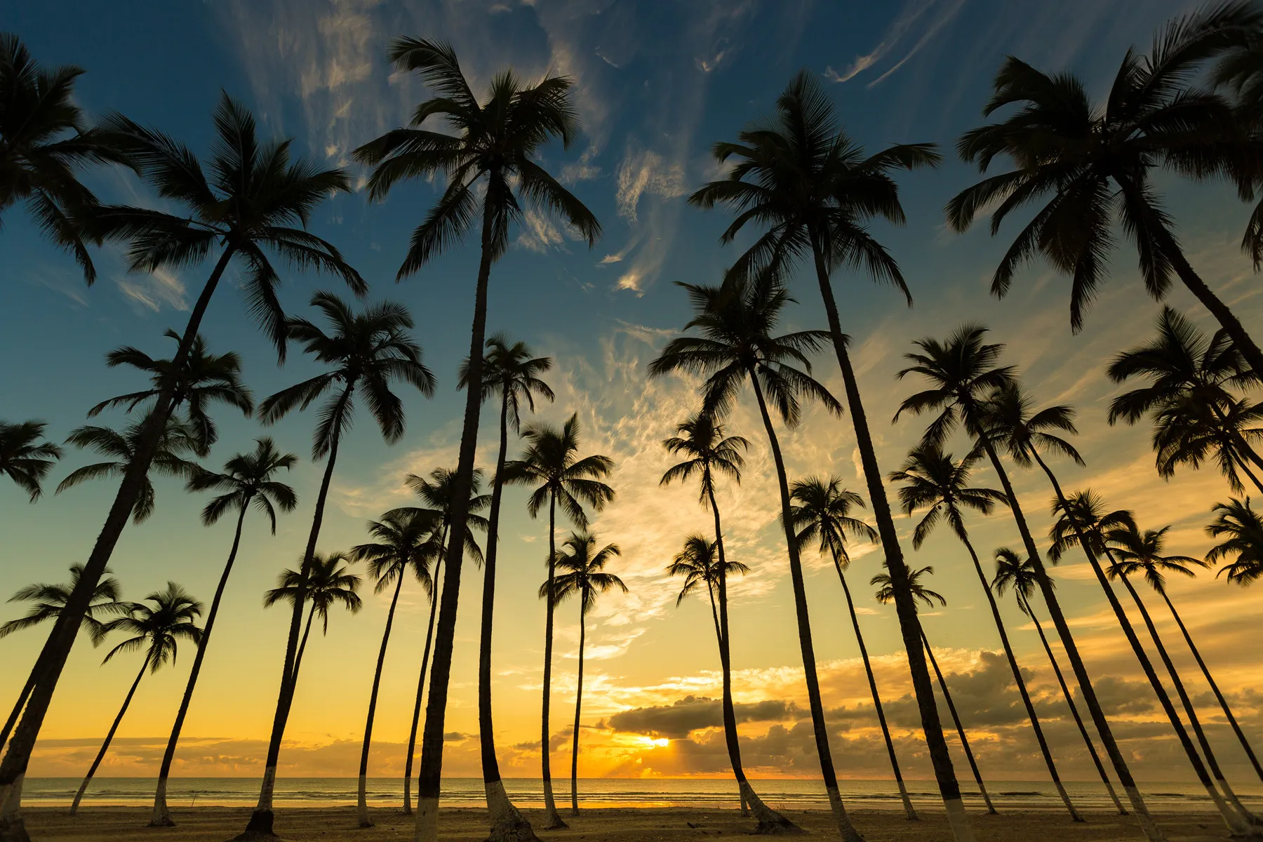 Paisagem costeira ao pôr do sol em Canavieiras, Bahia, no contexto do projeto PCAP da plataforma continental