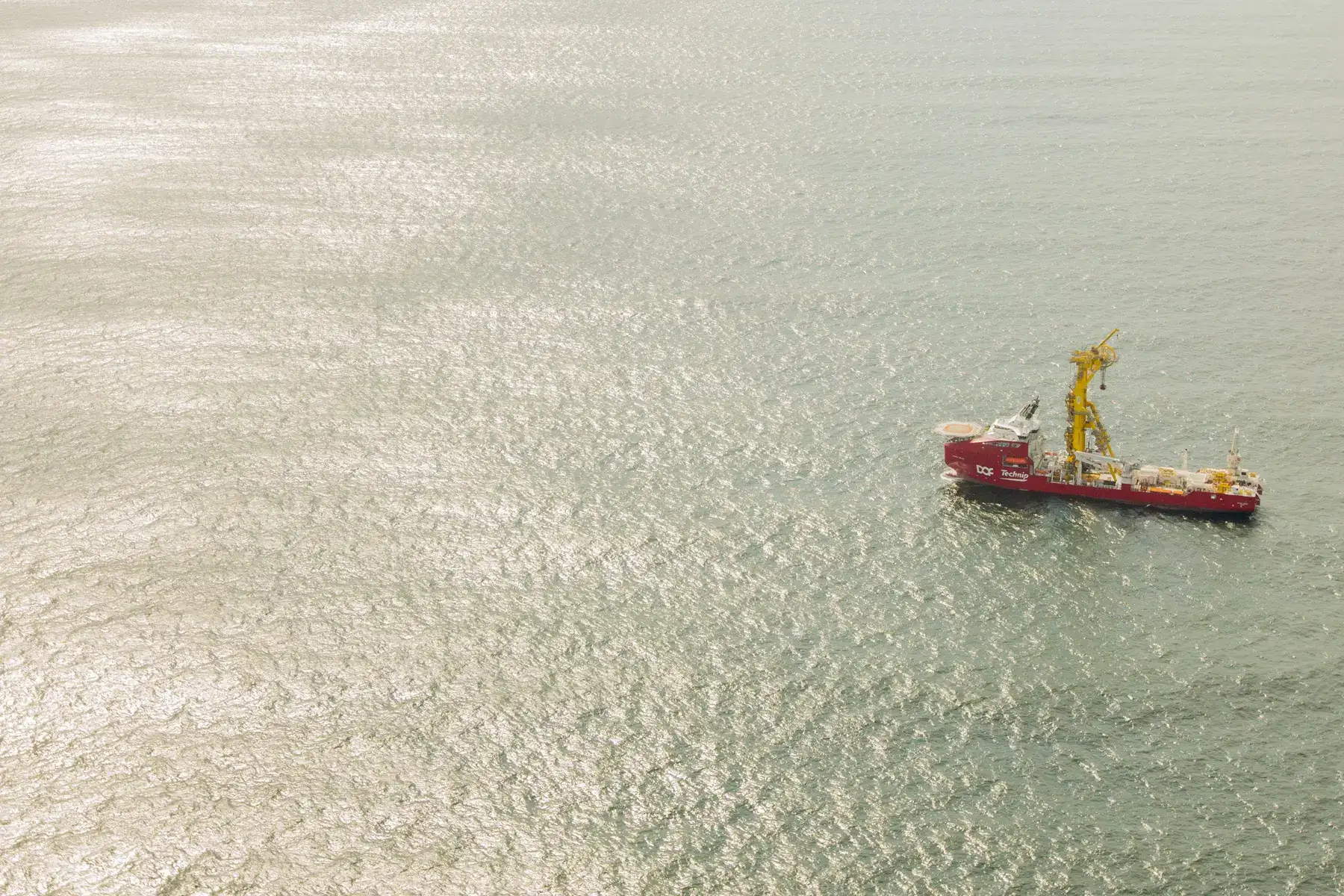 PLSV da joint venture DOF-TechnipFMC em operação de lançamento de linhas em mar aberto
