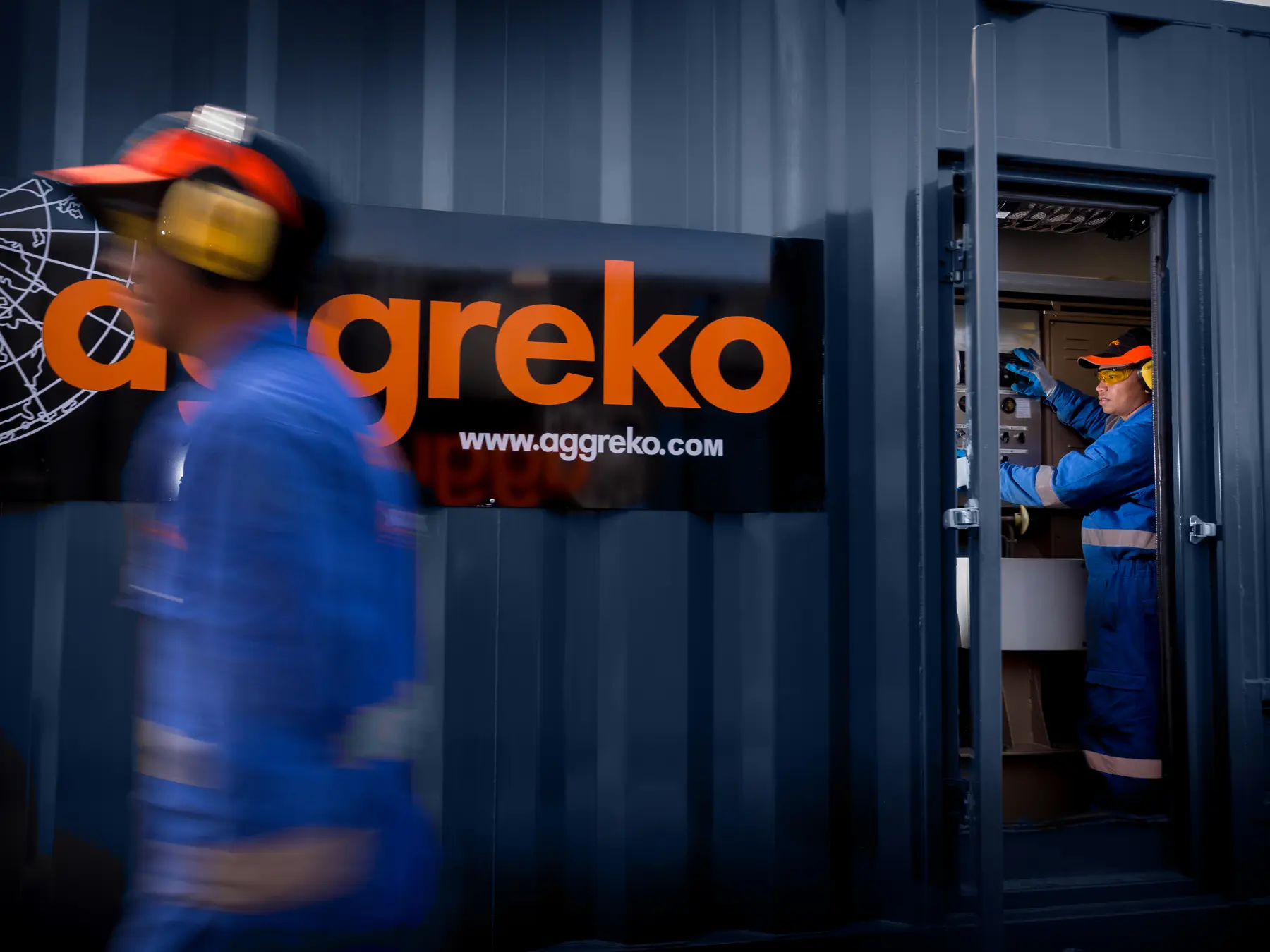 Colaboradores da Aggreko em operação técnica com equipamentos industriais de energia temporária