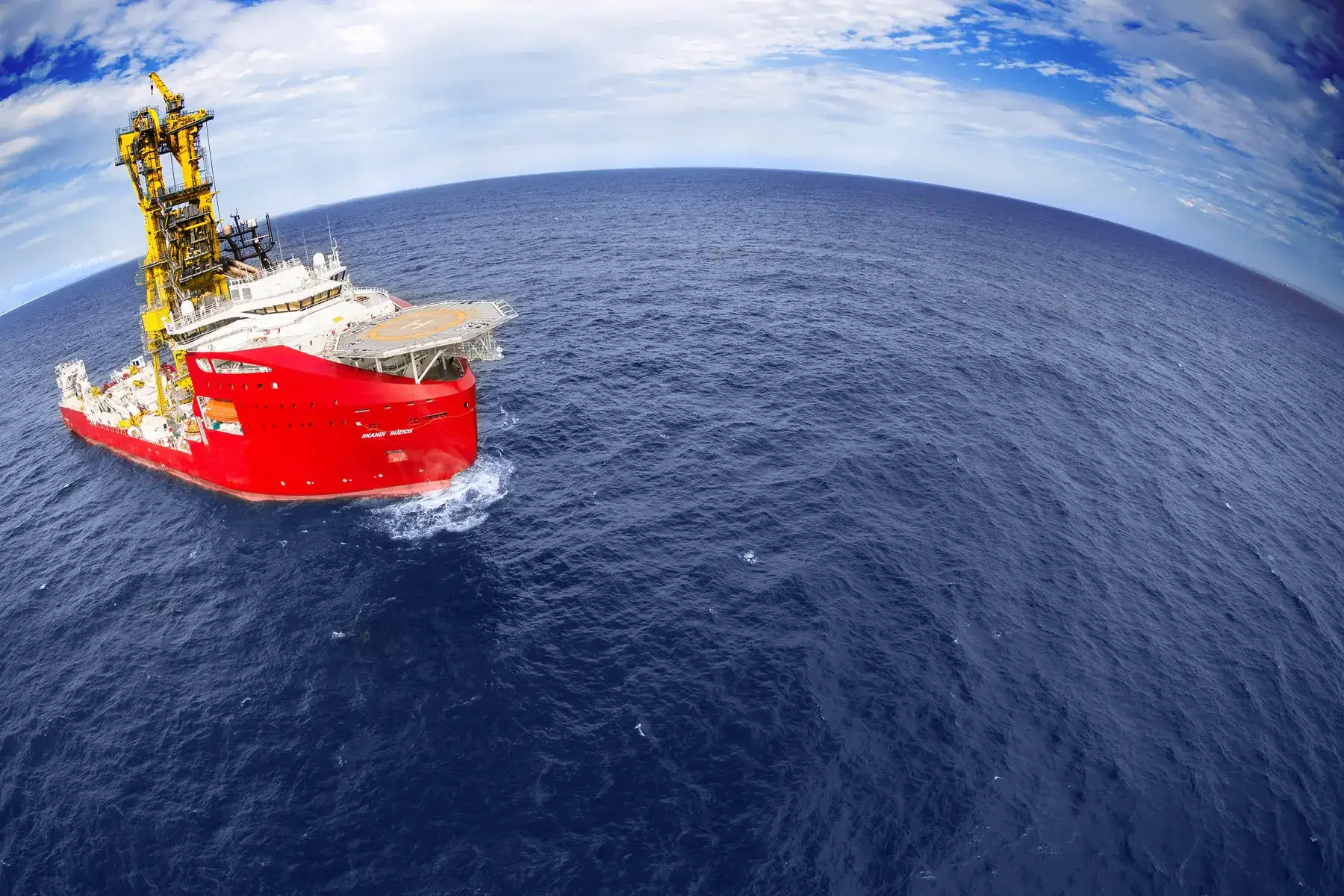 PLSV da joint venture DOF-TechnipFMC navegando em mar aberto com estrutura de lançamento de linhas