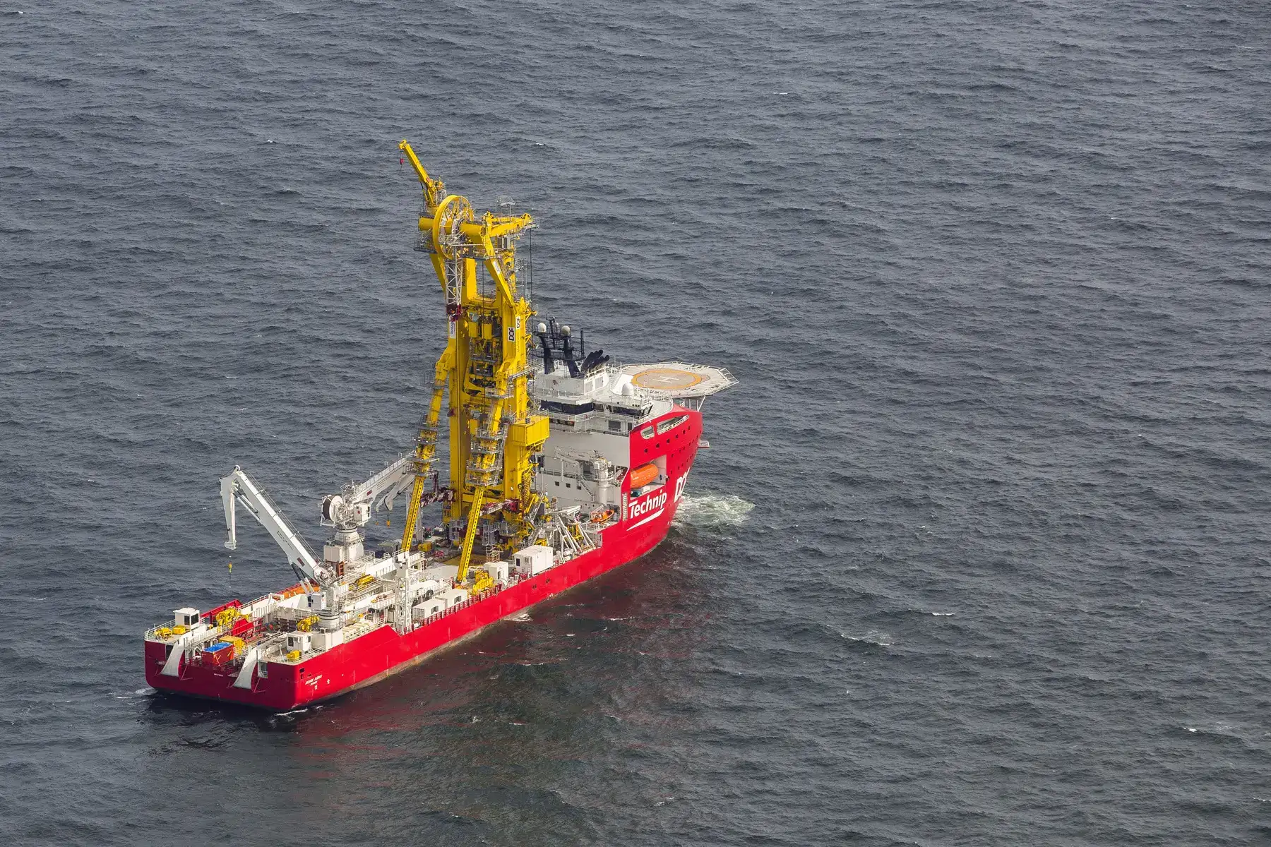 PLSV Skandi Búzios operado pela joint venture DOF-TechnipFMC em operação offshore com guindaste e heliponto