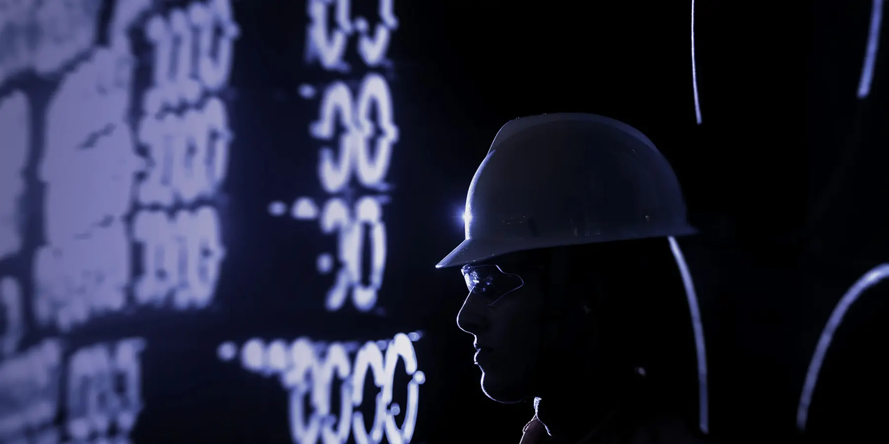 Trabalhador offshore com EPIs em ambiente industrial entre risers de plataforma