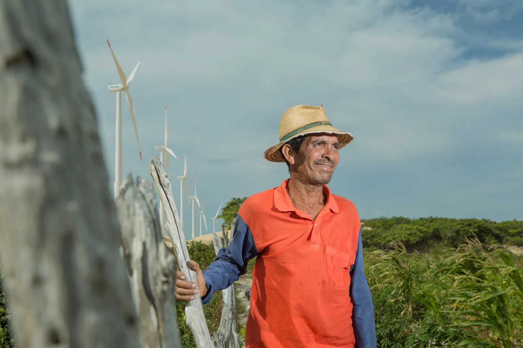 Agricultor em Icaraí de Amontada, Ceará, dentro do parque eólico, com turbinas ao fundo
