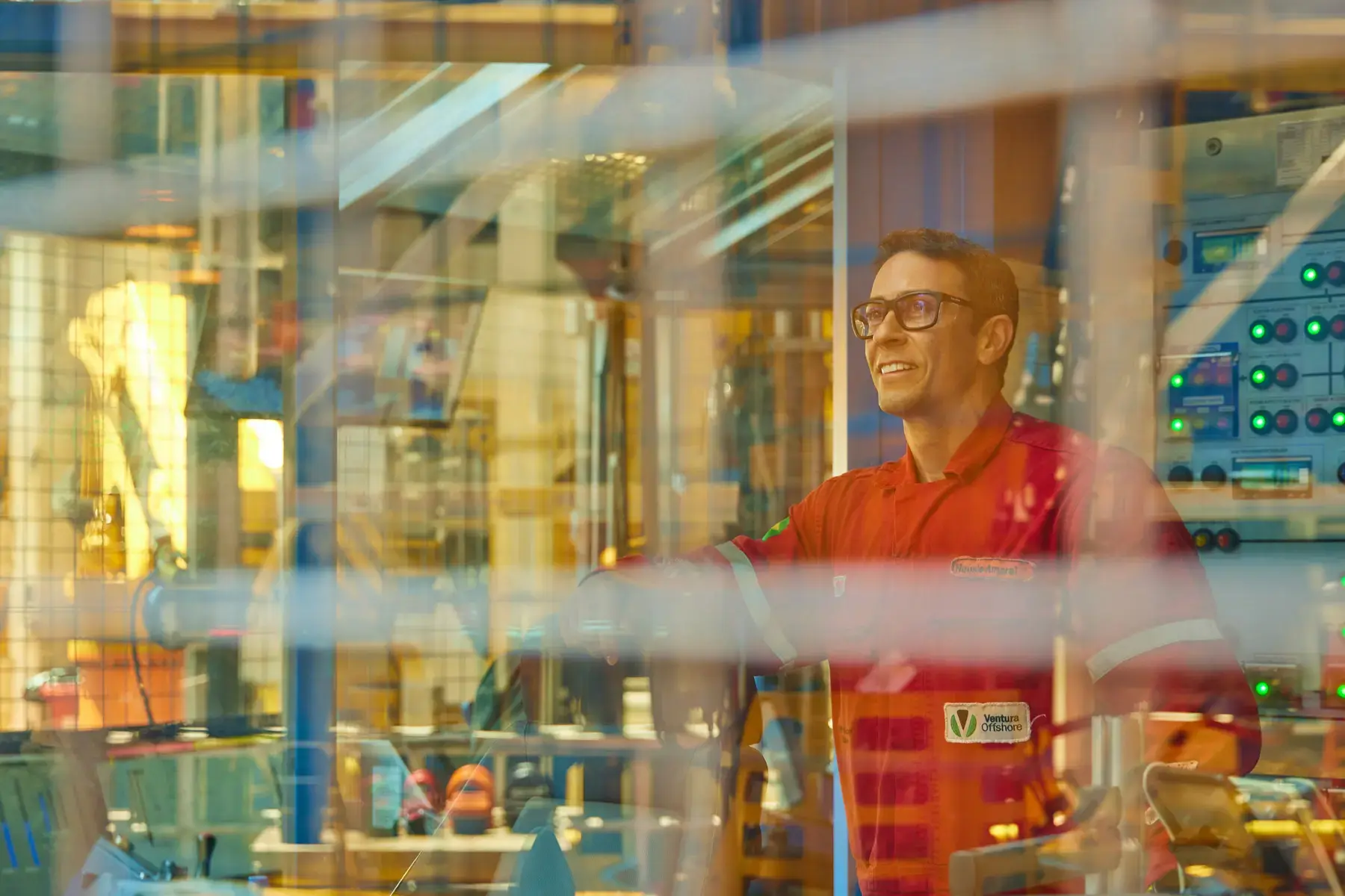 Sondador na cabine visto pela janela a partir do drill floor de um navio sonda offshore