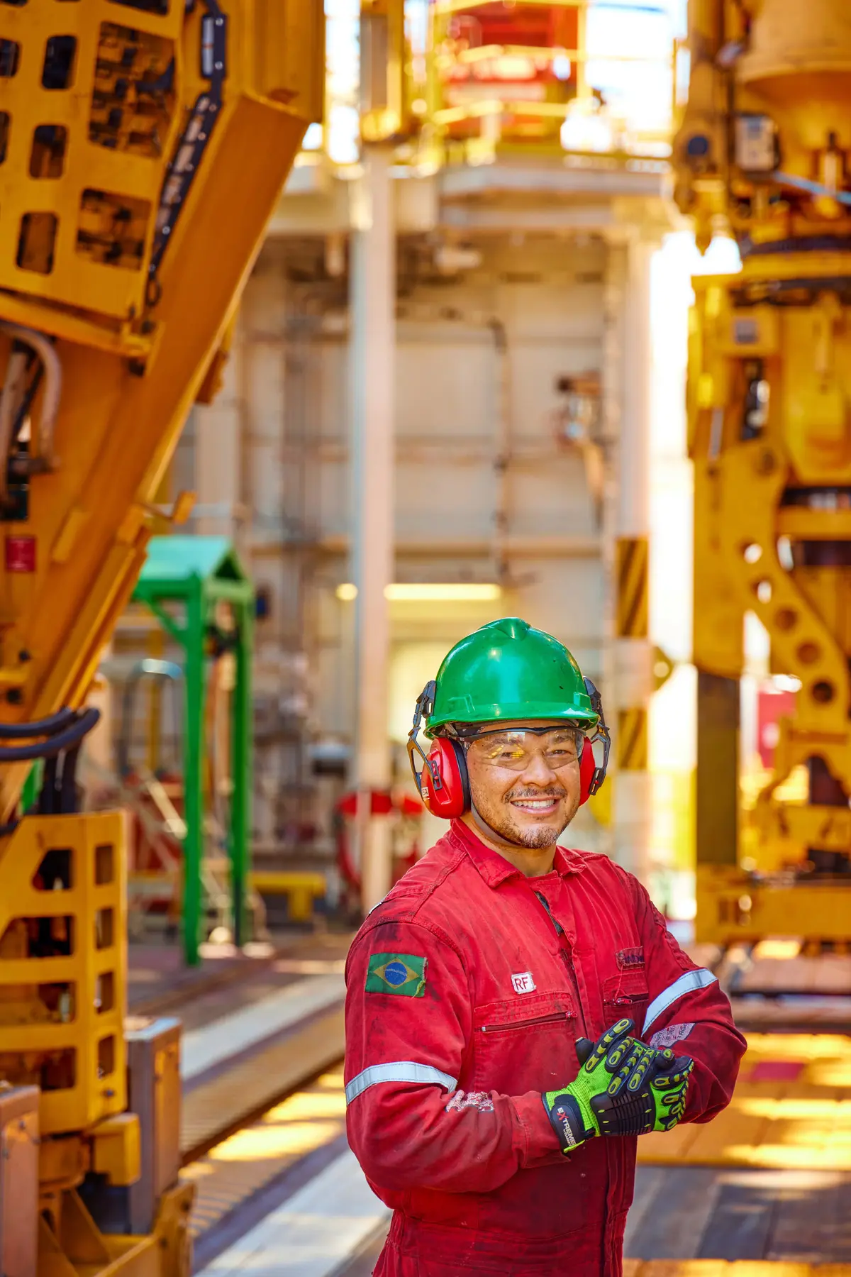 Trabalhador brasileiro em ambiente de drill floor na indústria de óleo e gás com EPIs