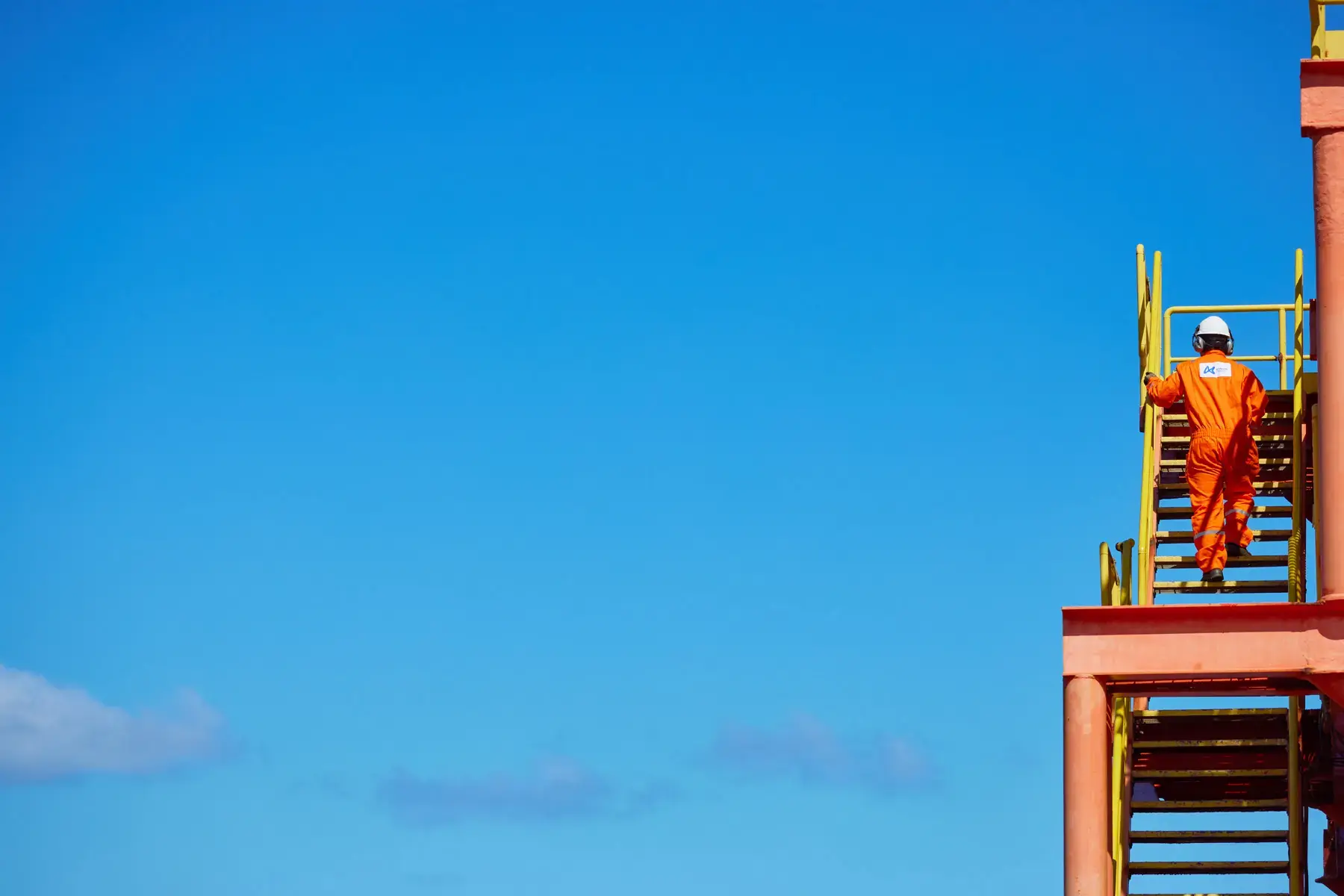 Trabalhador offshore a caminho da área de operação no FPSO Cidade de Itajaí, operado pela Altera&Ocyan no Campo de Baúna