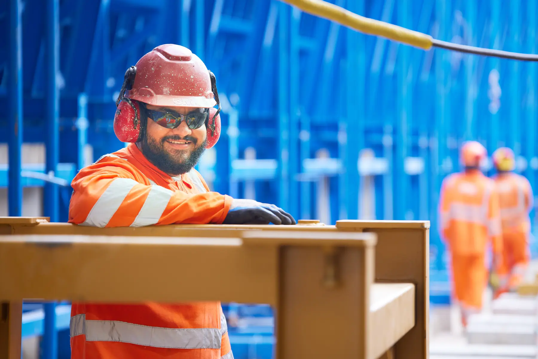 Colaborador da Vale com EPI completo em obra da ponte ferroviária sobre o Rio Tocantins em Marabá, PA