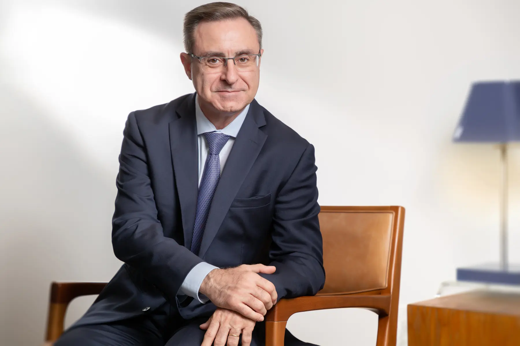 Antônio Guimarães, ex-CEO da Karoon Energy Brasil, em retrato institucional com traje formal em ambiente executivo