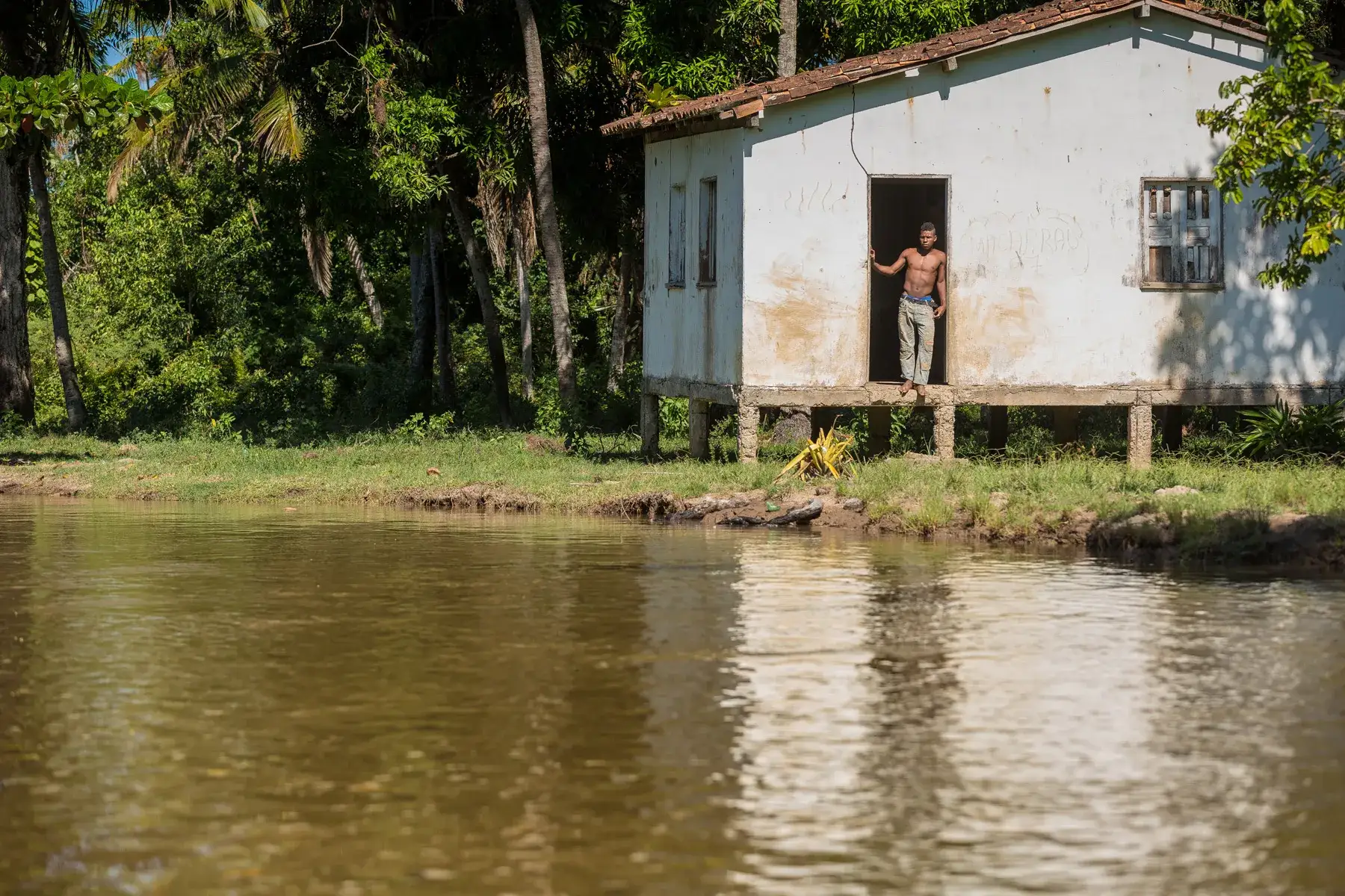 Casa sobre palafitas em área de mangue no sul da Bahia, protegida por projeto ambiental ligado à exploração de petróleo