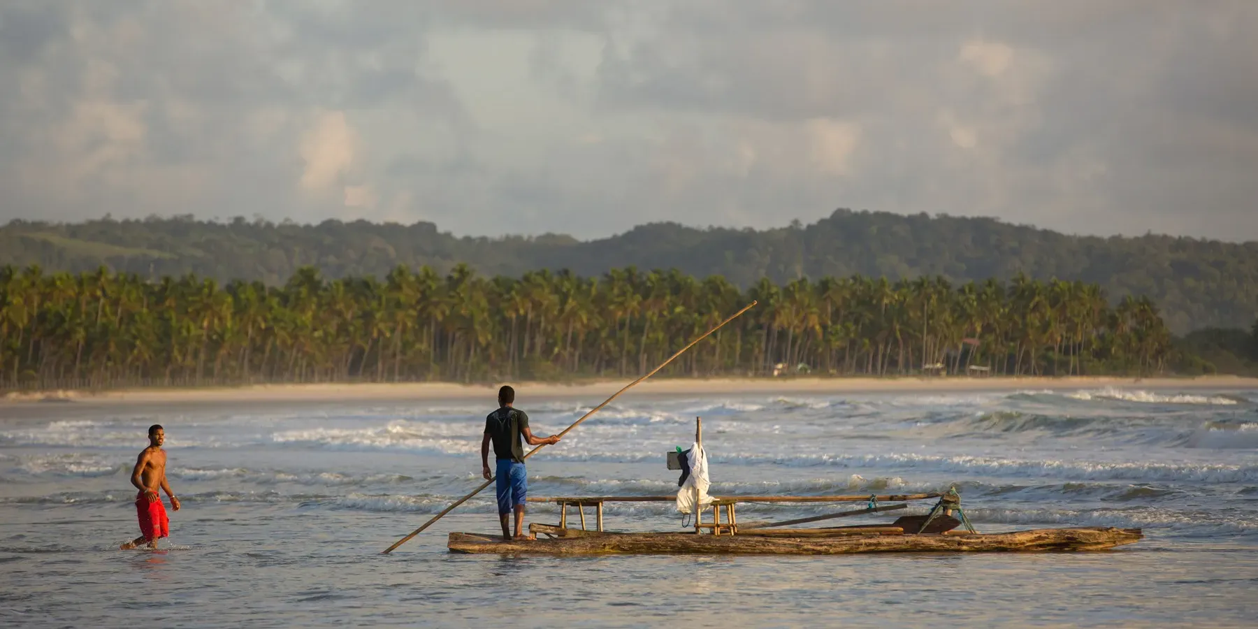 Jangadeiros em área costeira com vegetação nativa e manguezal no sul da Bahia
