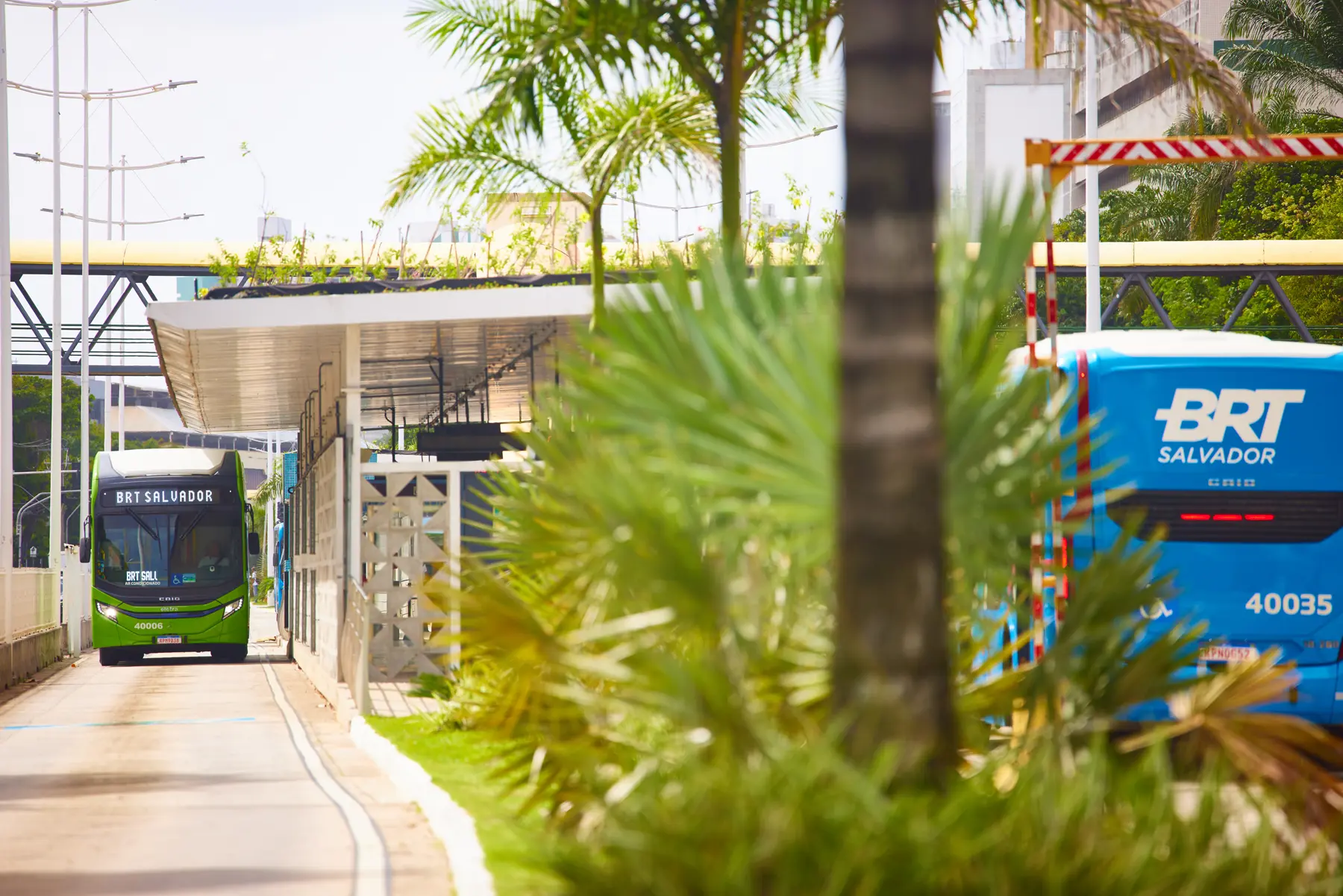 Estação do BRT em Salvador, BA, com ônibus em operação e estrutura moderna ao fundo