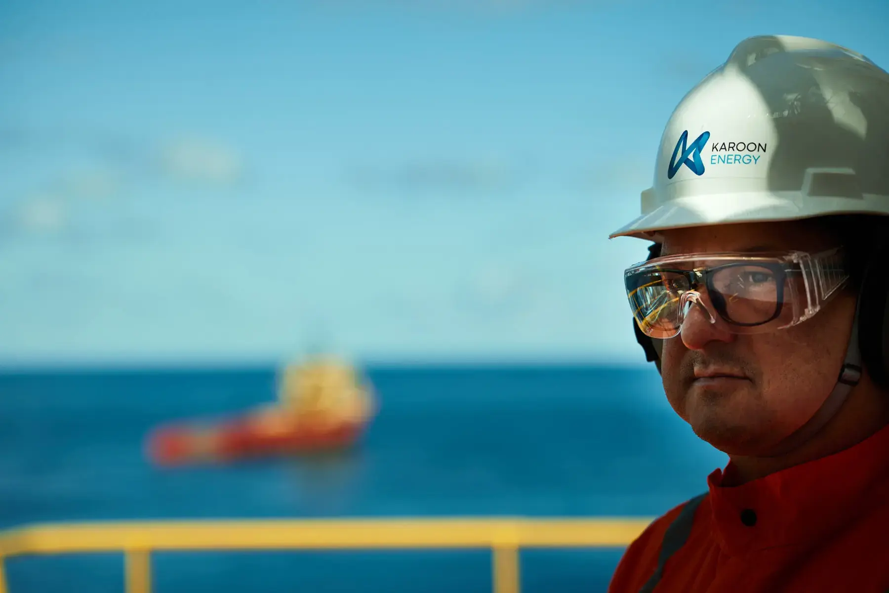 Trabalhador offshore da Karoon Energy no FPSO Cidade de Itajaí com embarcação de apoio ao fundo