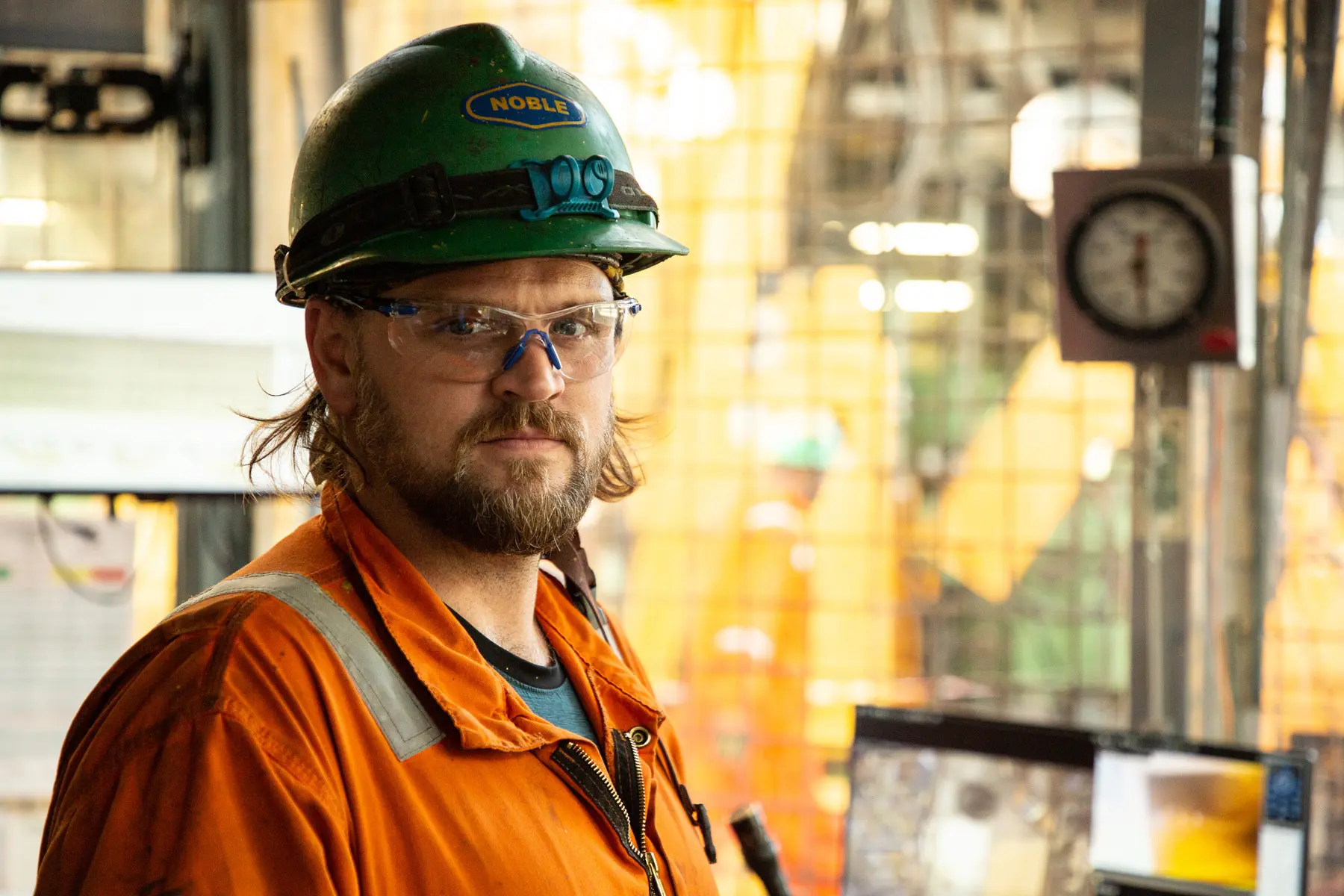 Trabalhador da Noble com EPIs na cabine de operação de perfuração offshore