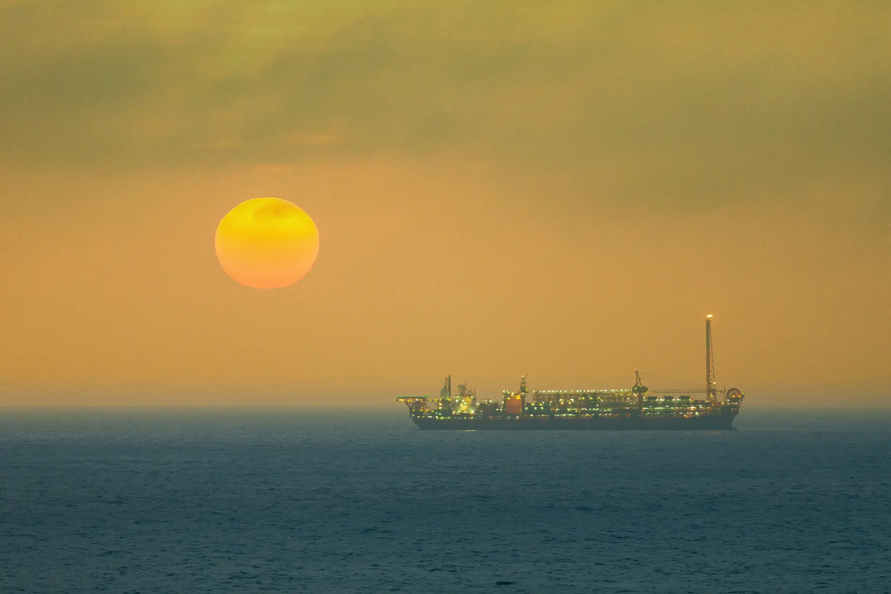 FPSO Cidade de Itajaí ancorado ao entardecer no Campo de Baúna