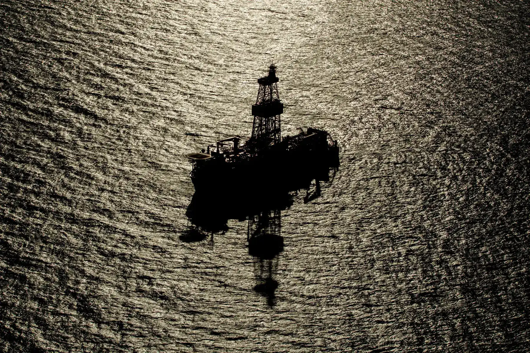 Sonda Brava Star da Constellation em operação offshore ao entardecer.