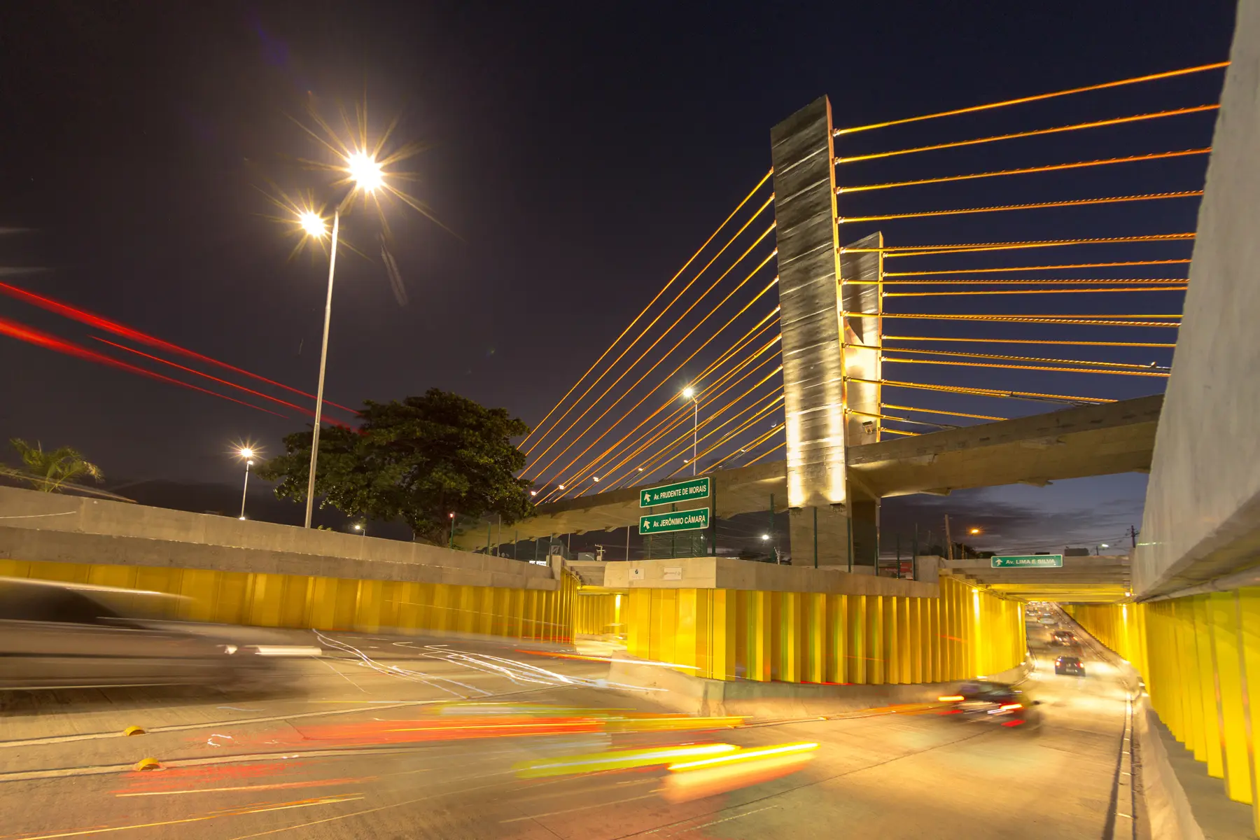 Viaduto estaiado iluminado em Natal, RN, próximo à Arena das Dunas, visto à noite