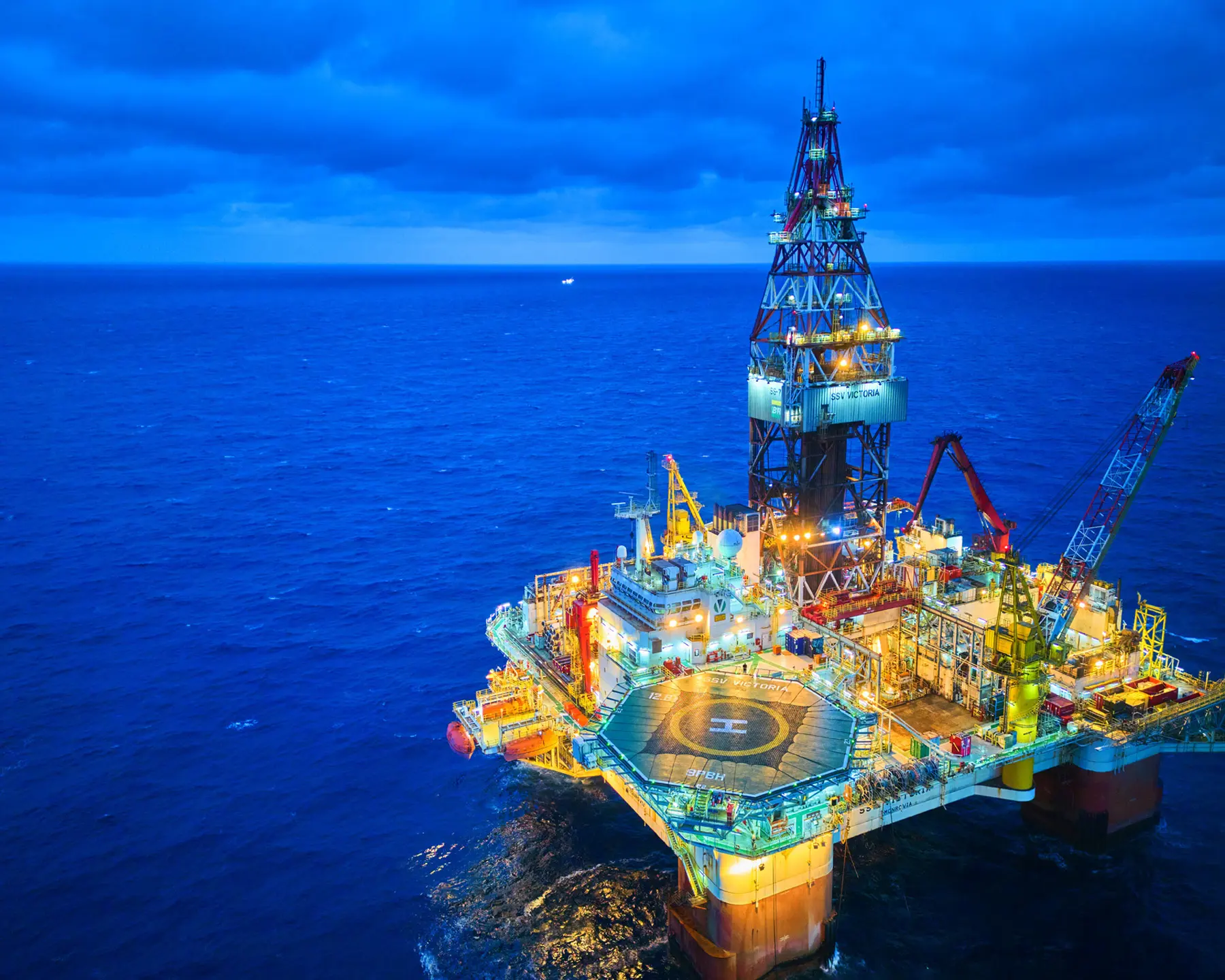 Imagem aérea da sonda semissubmersível SSV Victoria, da Ventura Offshore, captada por drone durante operação offshore ao entardecer
