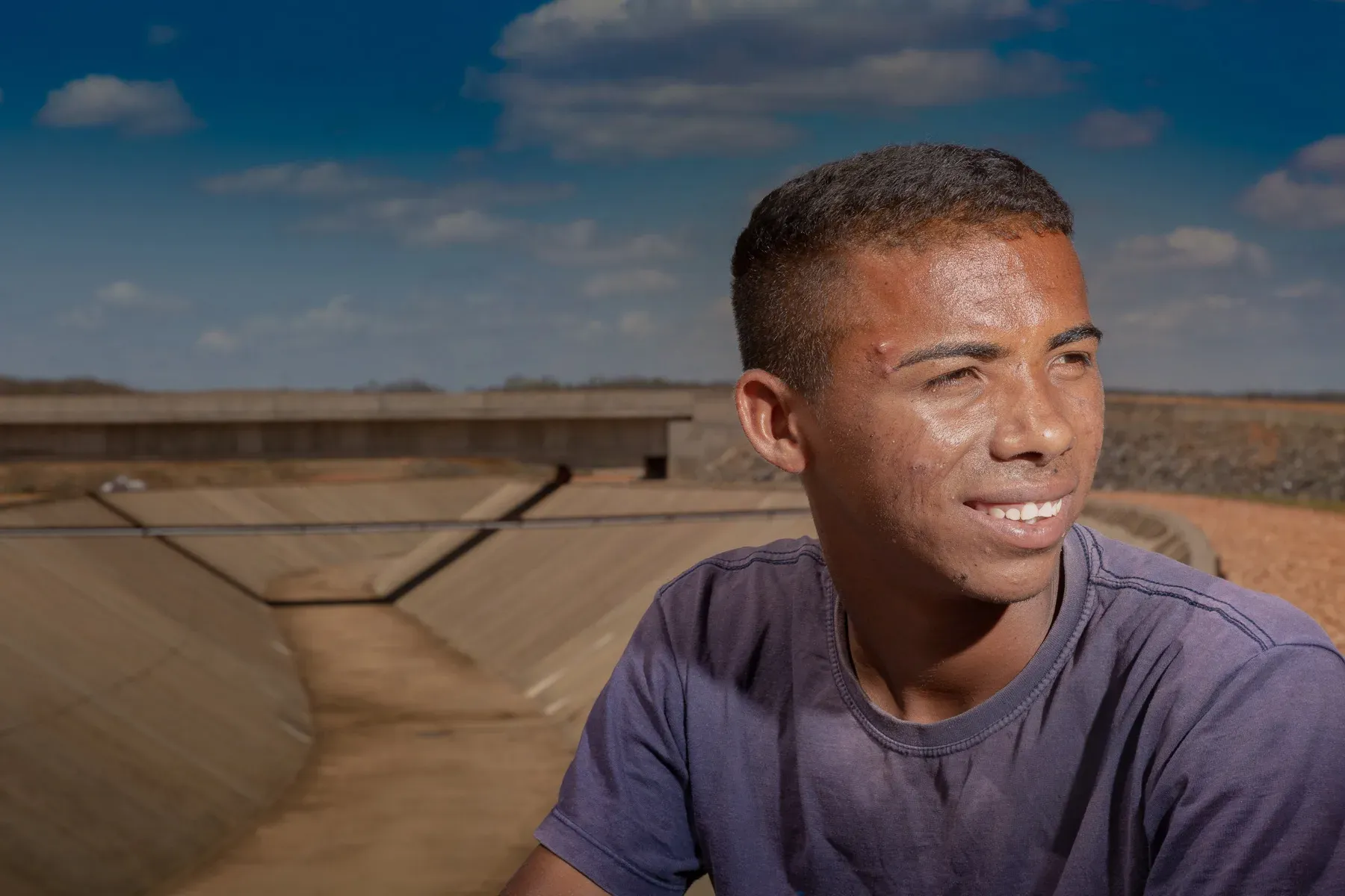 Jovem em frente ao Canal do Sertão em Delmiro Gouveia (AL), obra de infraestrutura hídrica que leva água ao semiárido