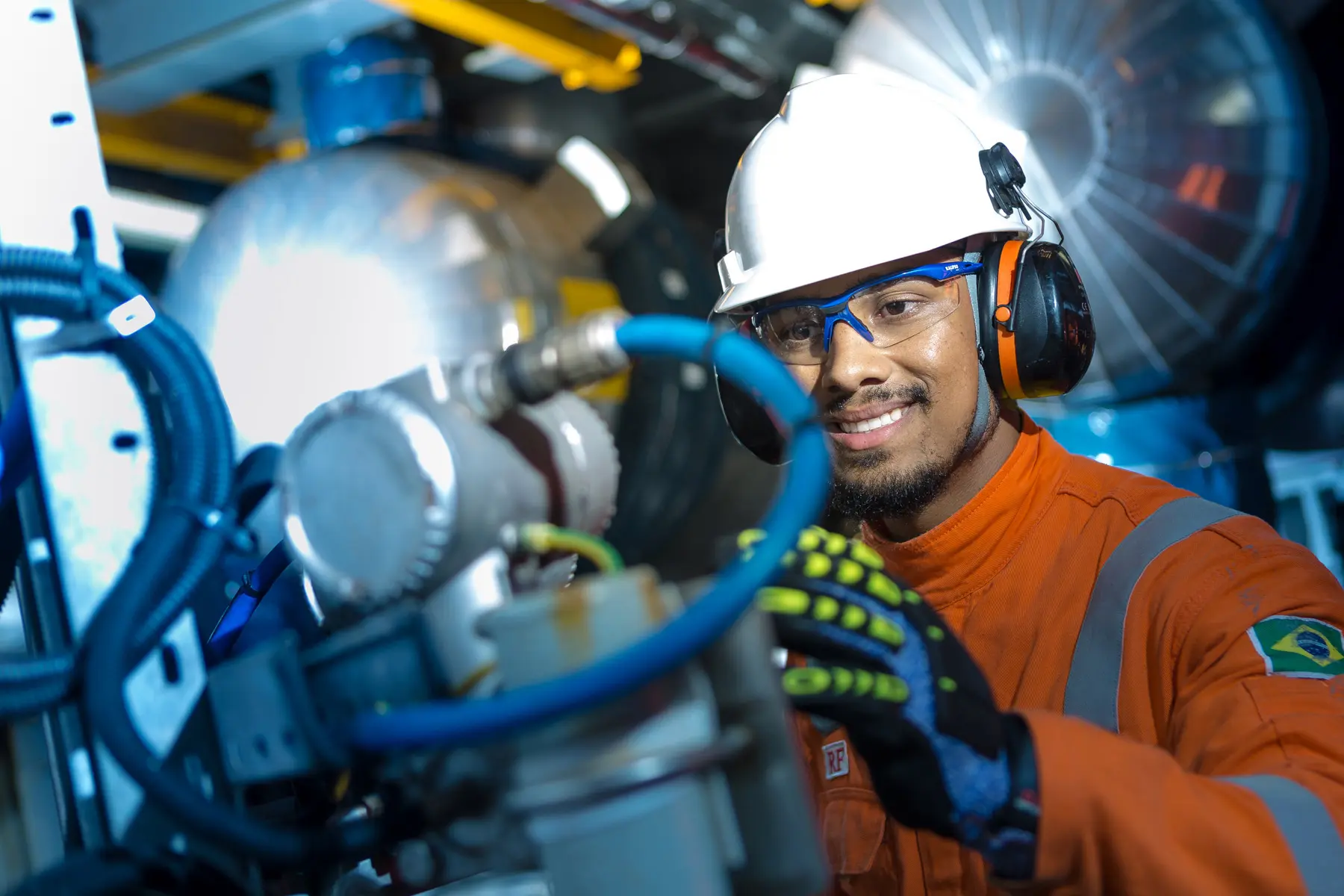 Trabalhador da Constellation na sonda Brava Star com vasos de pressão ao fundo
