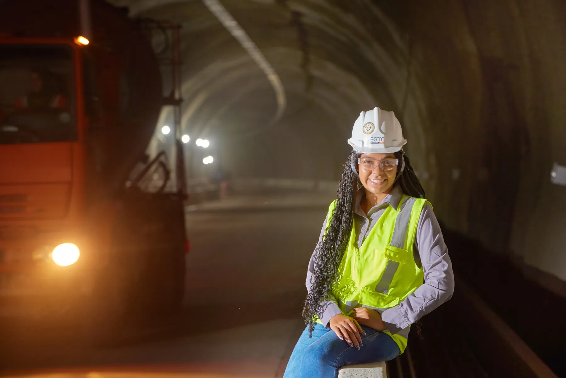 Interior de túnel em obra nos Contornos da Rodovia Tamoios, com colaborador em atividade técnica
