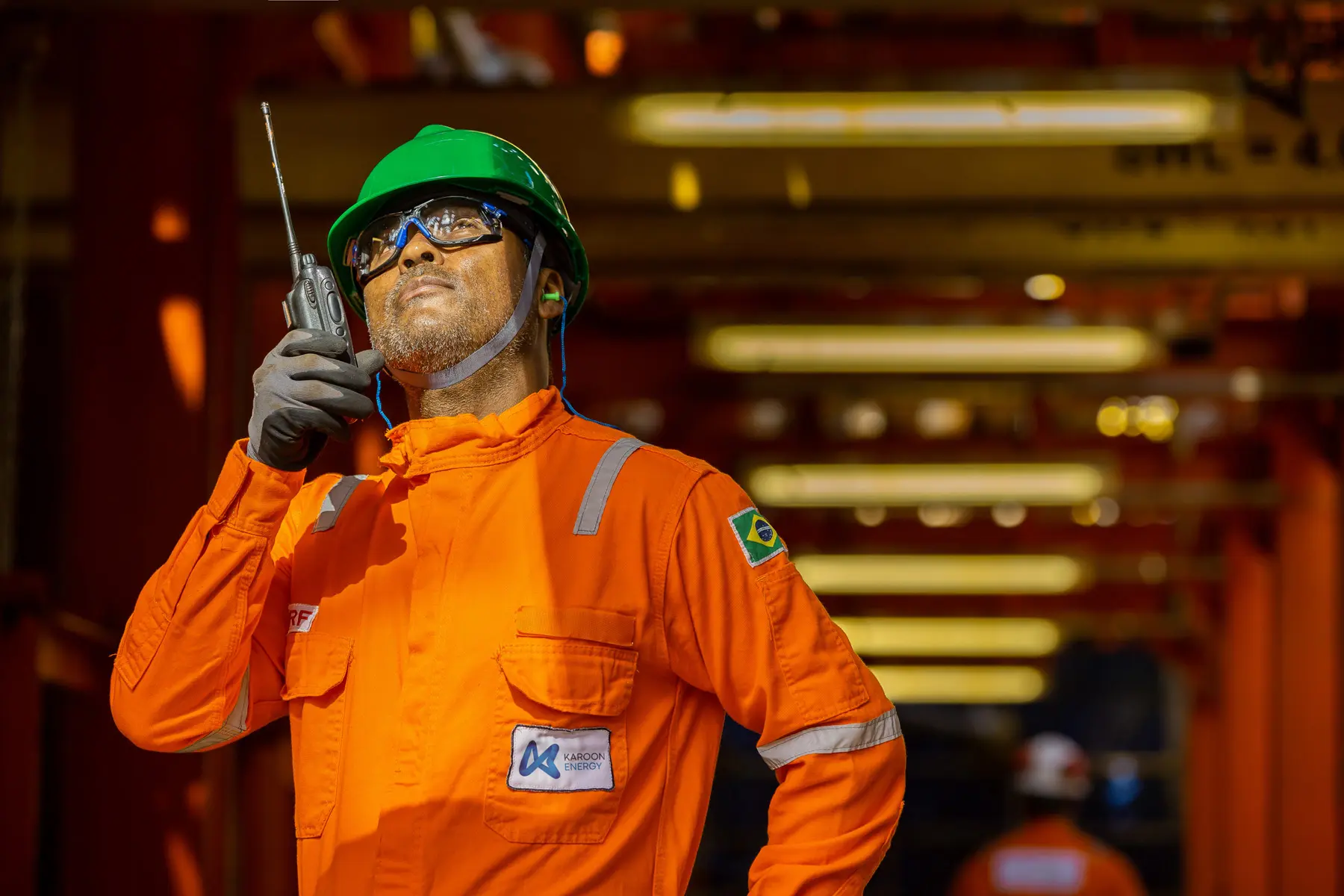 Técnico de segurança na via principal da área de produção do FPSO Karoon