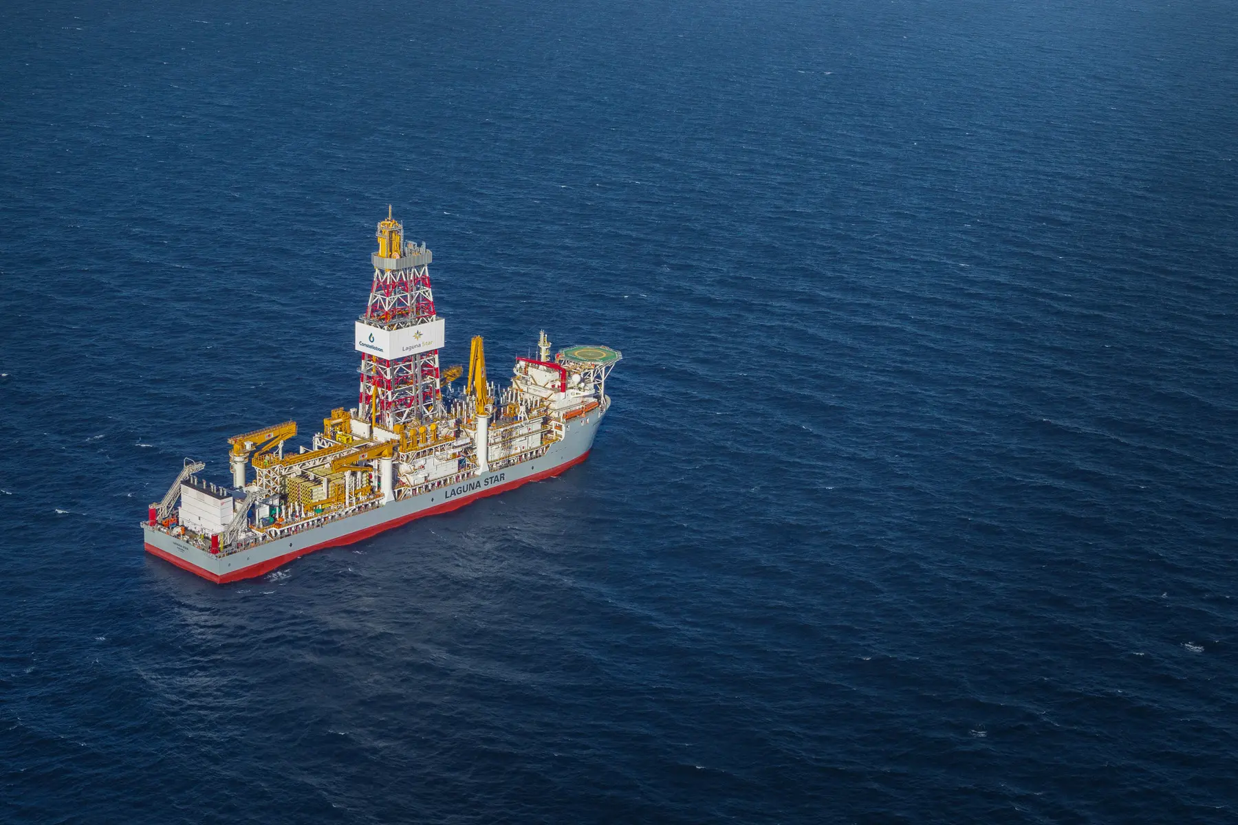 Navio sonda Laguna Star da Constellation em operação offshore em águas profundas