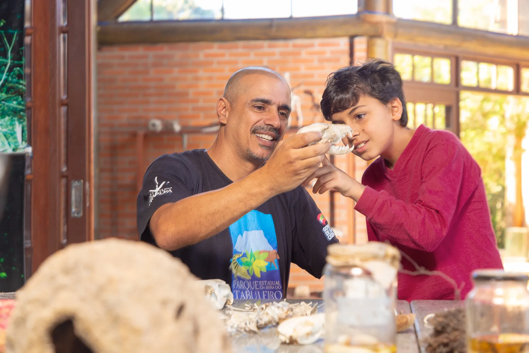 Biólogo apresenta projeto ambiental para visitantes no Parque da Serra do Tabuleiro, promovendo educação e conservação