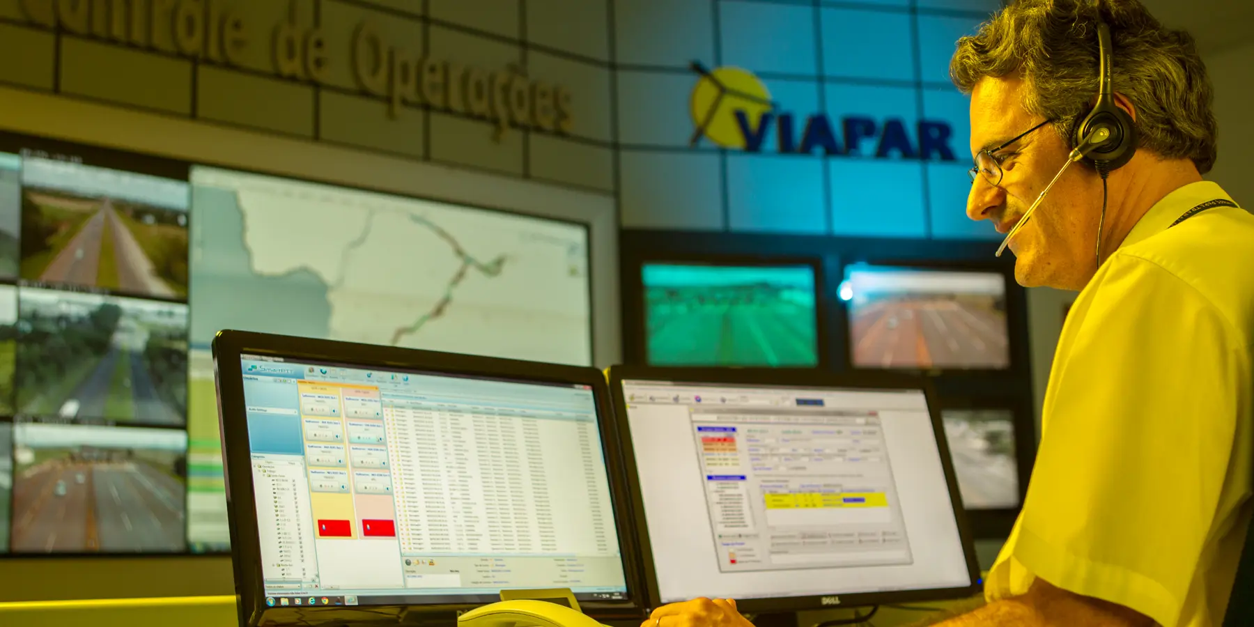 Sala de controle da VIAPAR em Maringá, PR, com operador monitorando rodovias em tempo real
