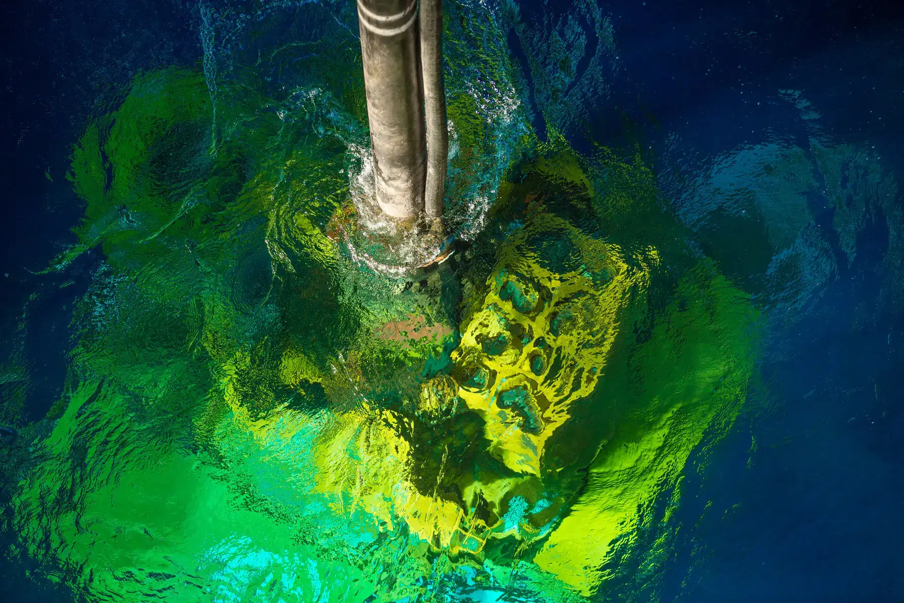 Árvore de natal submarina em descida na água durante operação no Campo de Atlanta pela QGEP