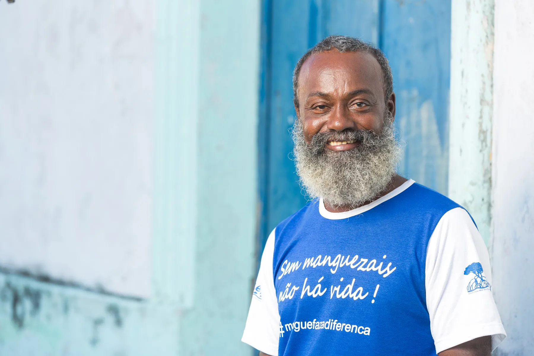 Pessoa com camisa de campanha pela preservação dos manguezais no sul da Bahia