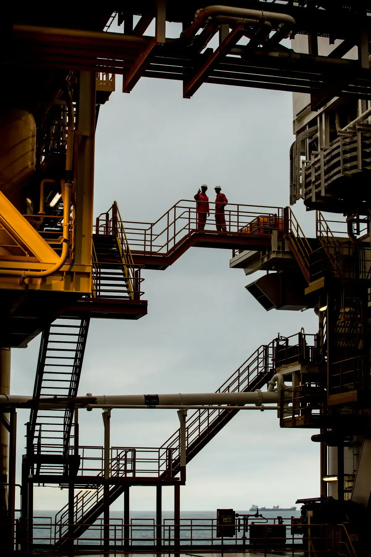 Trabalhadores da Constellation no navio sonda Brava Star em operação offshore