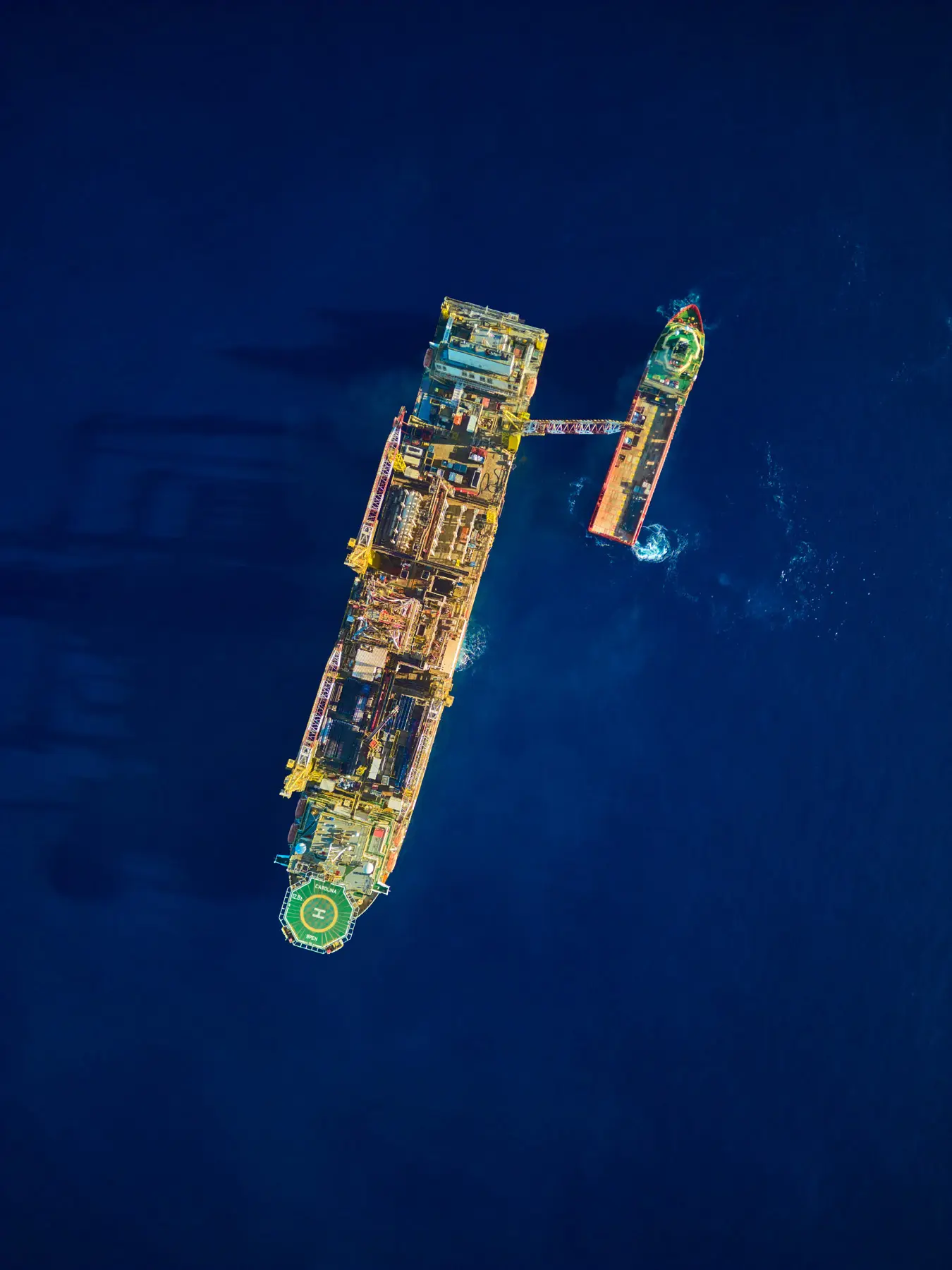 Navio sonda NS Carolina Ventura em operação offshore com embarcação de apoio atracada