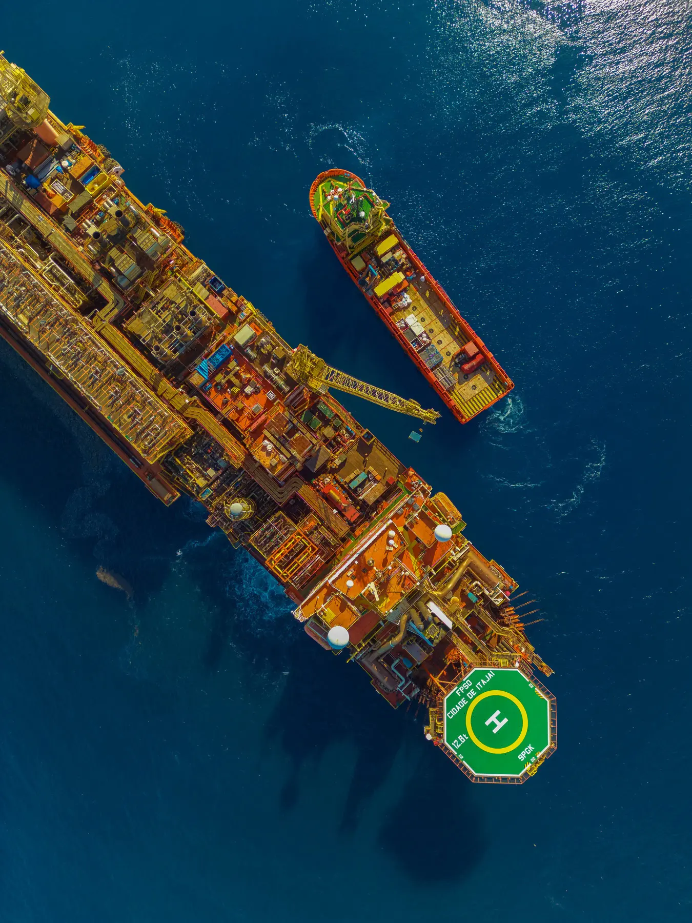 FPSO Cidade de Itajaí em operação no Campo de Baúna com embarcação de apoio atracada