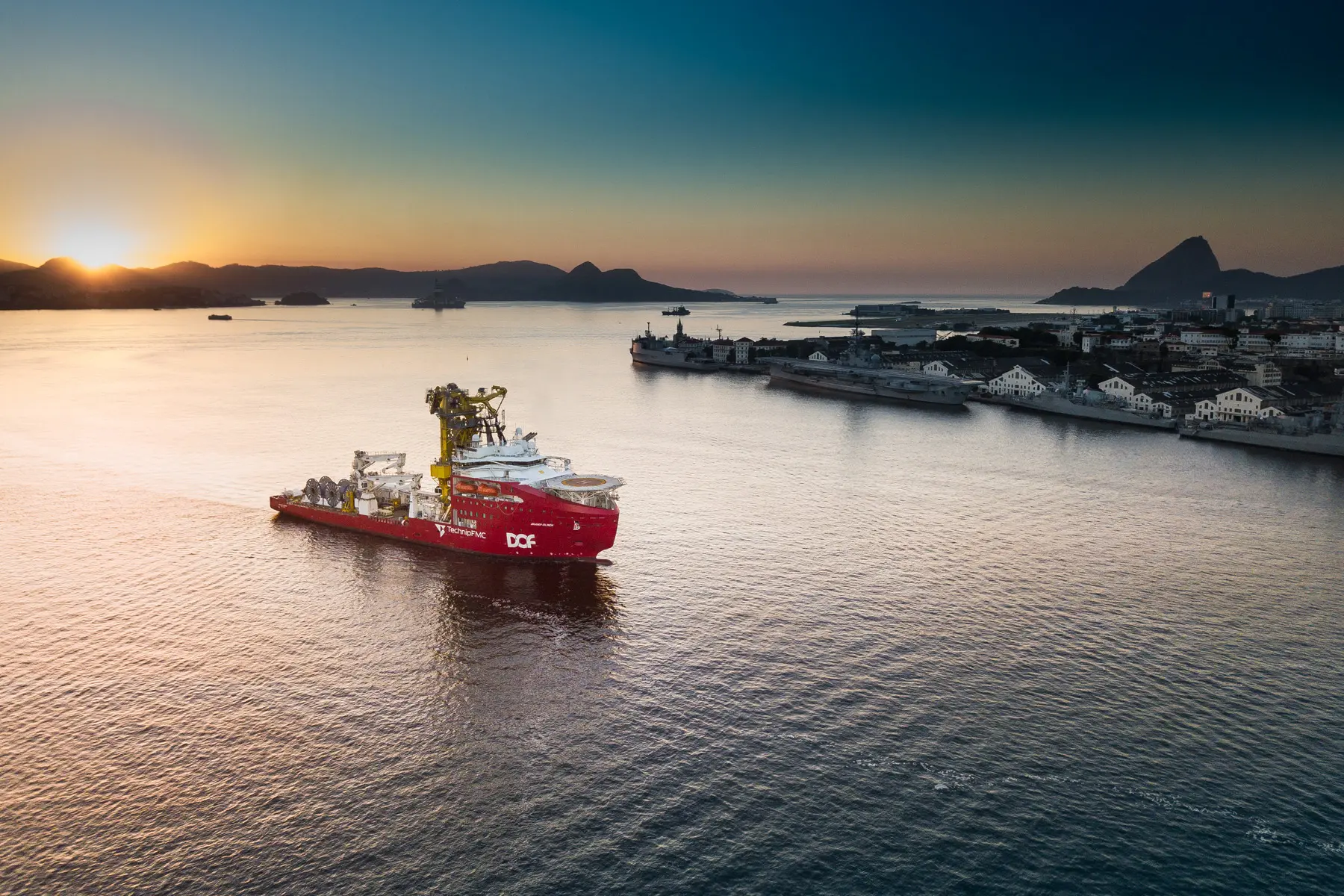 PLSV Skandi Niterói chegando ao porto do Rio de Janeiro para cerimônia de batismo