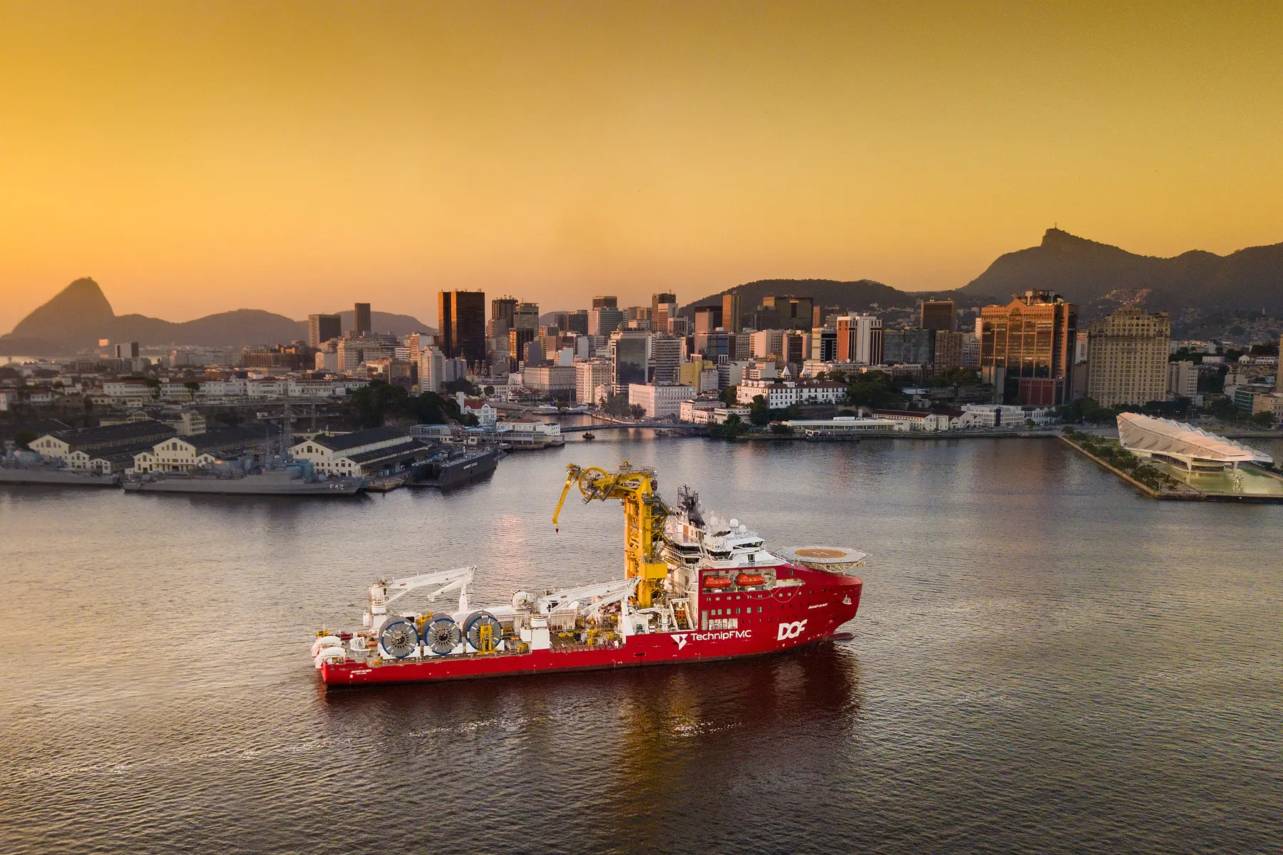 PLSV Skandi Niterói chegando ao porto do Rio de Janeiro para cerimônia de batismo