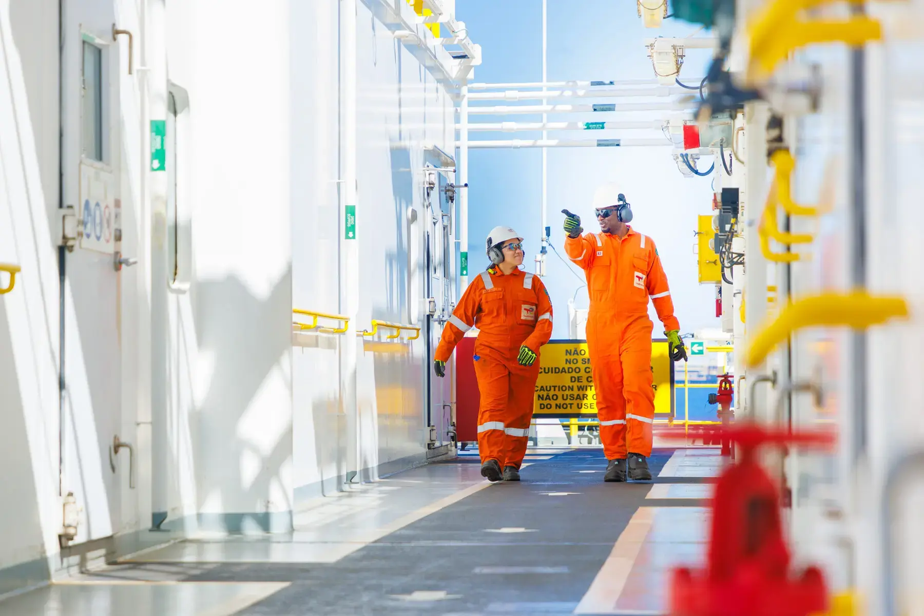 Colaboradores da TotalEnergies no FPSO Cidade de Caraguatatuba operado pela MODEC