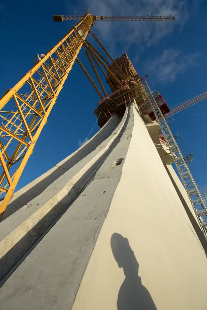 Ponte estaiada da Via Mangue em Recife, Pernambuco, com estrutura elevada e guindaste em obra