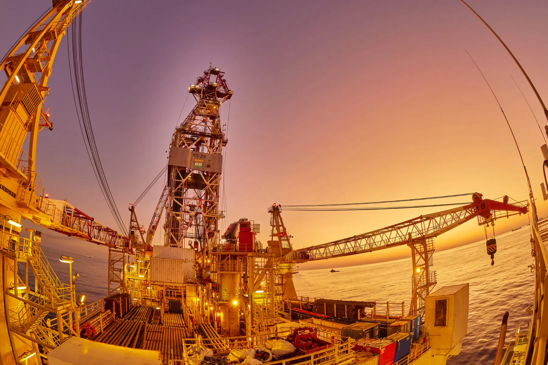 Navio sonda NS-29 NS Carolina em operação offshore durante o pôr do sol