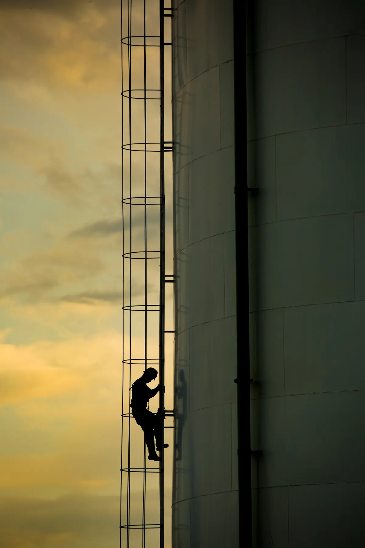 Trabalhador em instalação da Águas do Brasil no interior de SP, operando ferramenta elétrica em túnel metálico