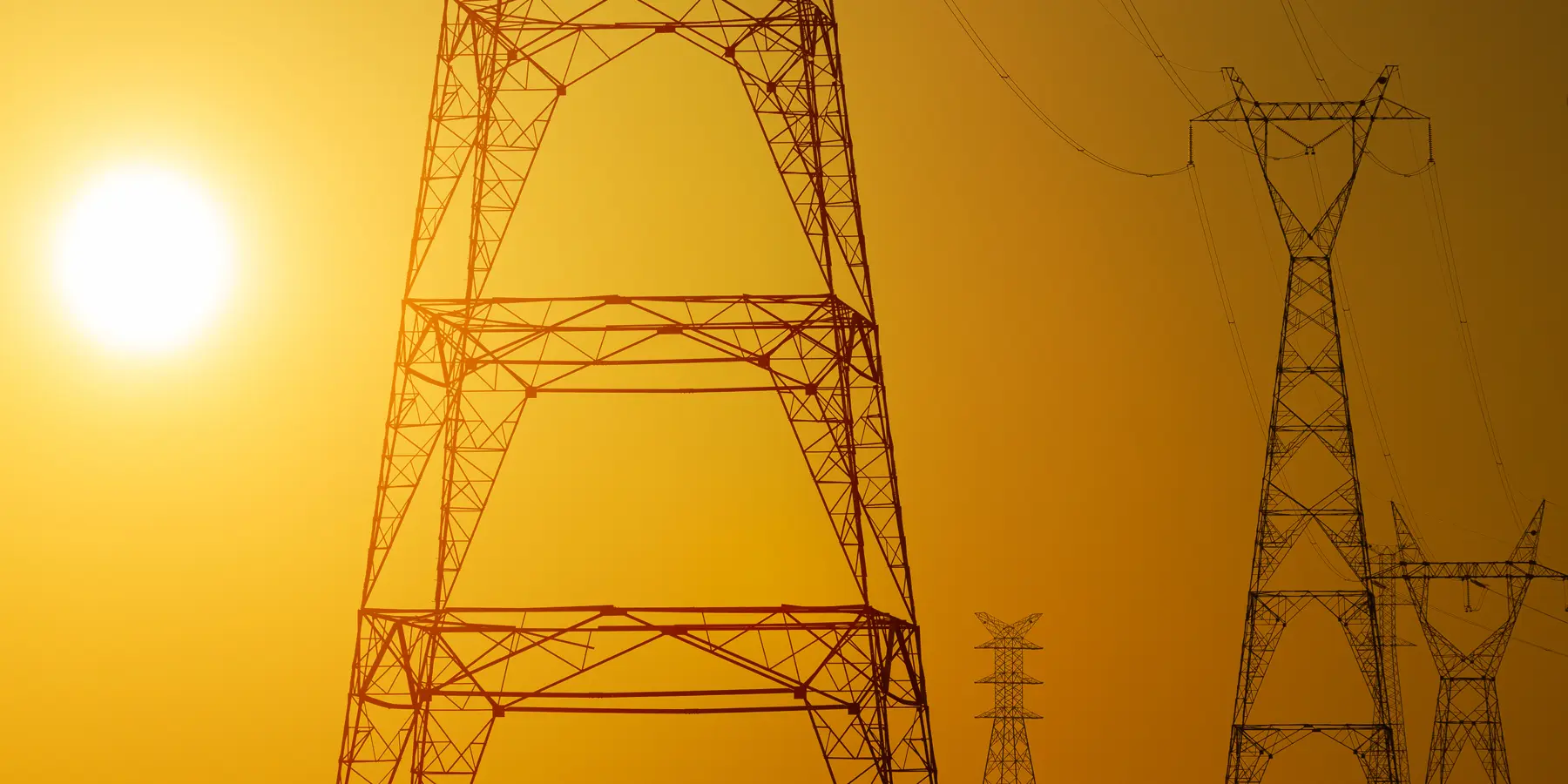 Torres de transmissão elétrica no Porto do Açu, em São João da Barra (RJ), ao pôr do sol