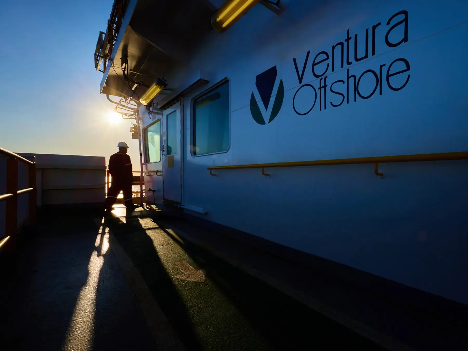 Colaborador retorna do turno noturno a bordo de navio sonda da Ventura Offshore durante o nascer do sol