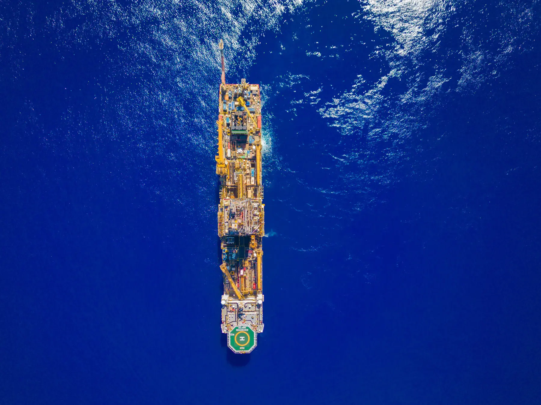 Navio sonda Valaris Renaissance em operação offshore visto por drone em perspectiva aérea