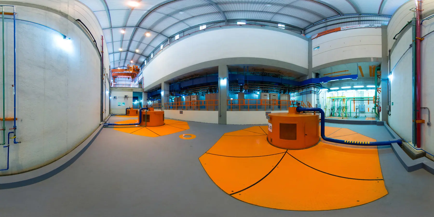 Interior de usina PCH com turbinas em destaque em imagem equiretangular 360°