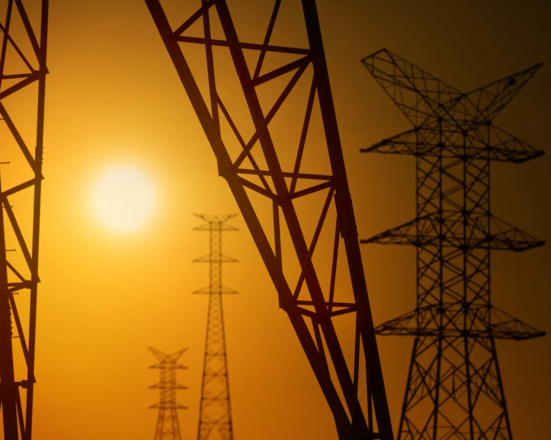 Torres de transmissão elétrica no Porto do Açu, em São João da Barra (RJ), ao pôr do sol