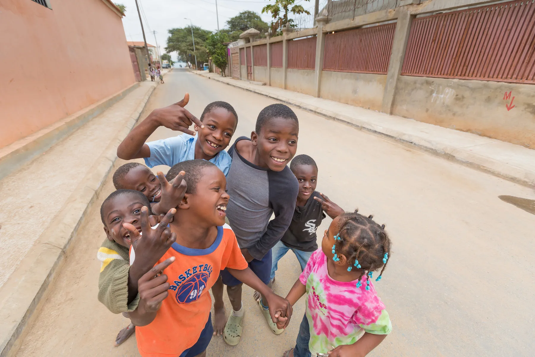 Crianças brincando na rua em Luanda, Angola, em área com infraestrutura construída por empresas brasileiras