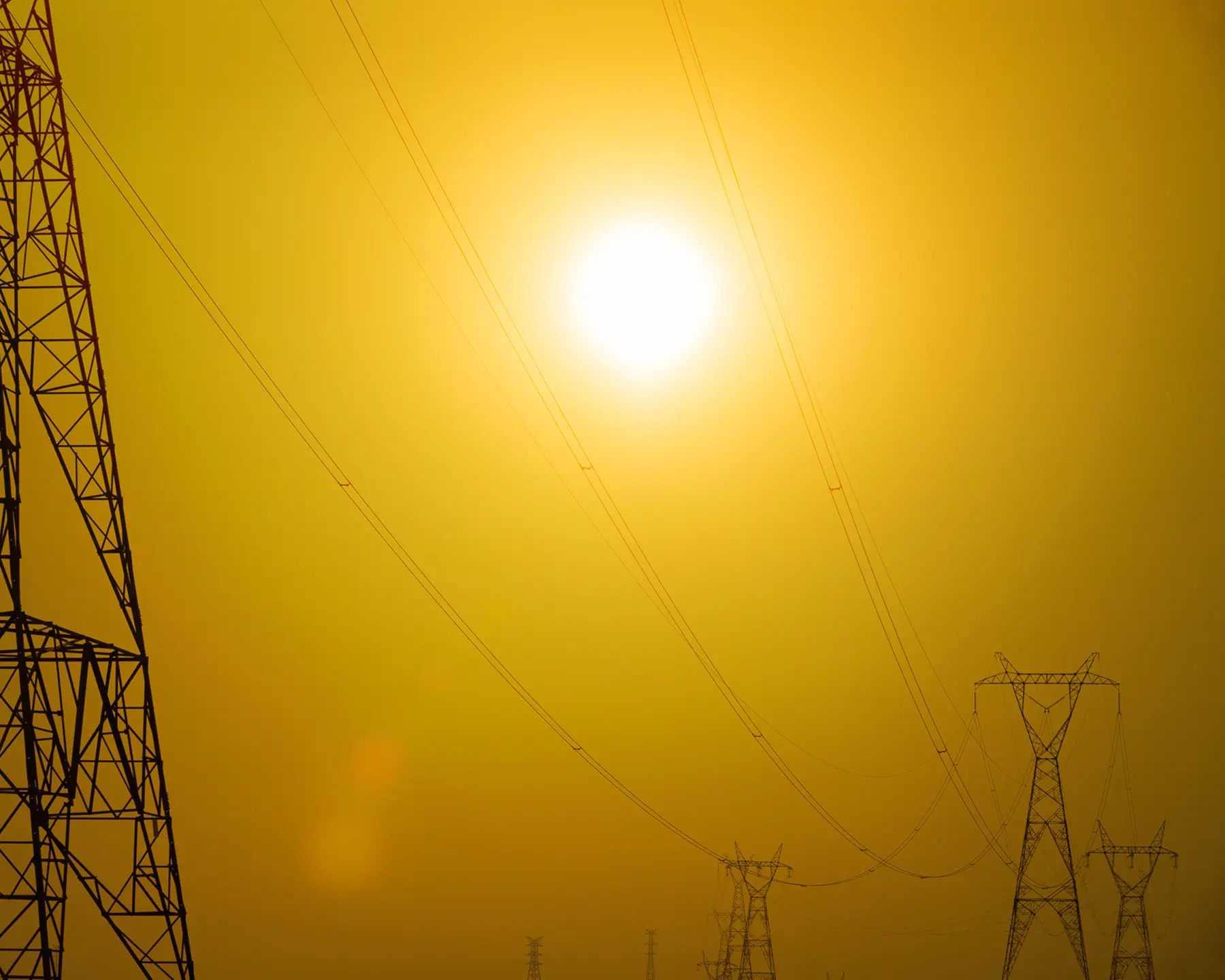 Torres de transmissão elétrica no Porto do Açu, em São João da Barra (RJ), ao pôr do sol