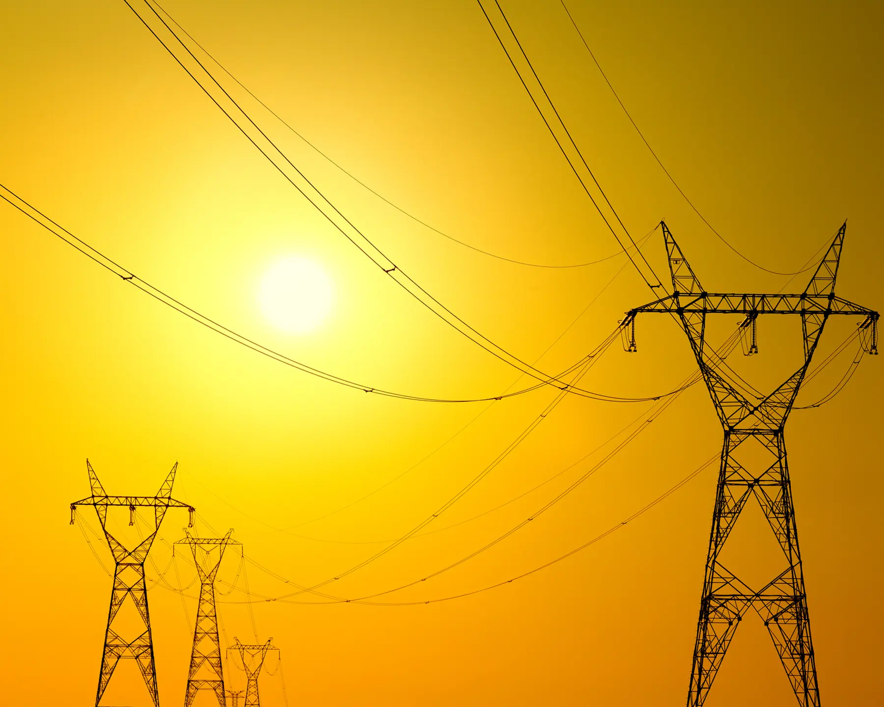 Torres de transmissão elétrica no Porto do Açu, em São João da Barra (RJ), ao pôr do sol