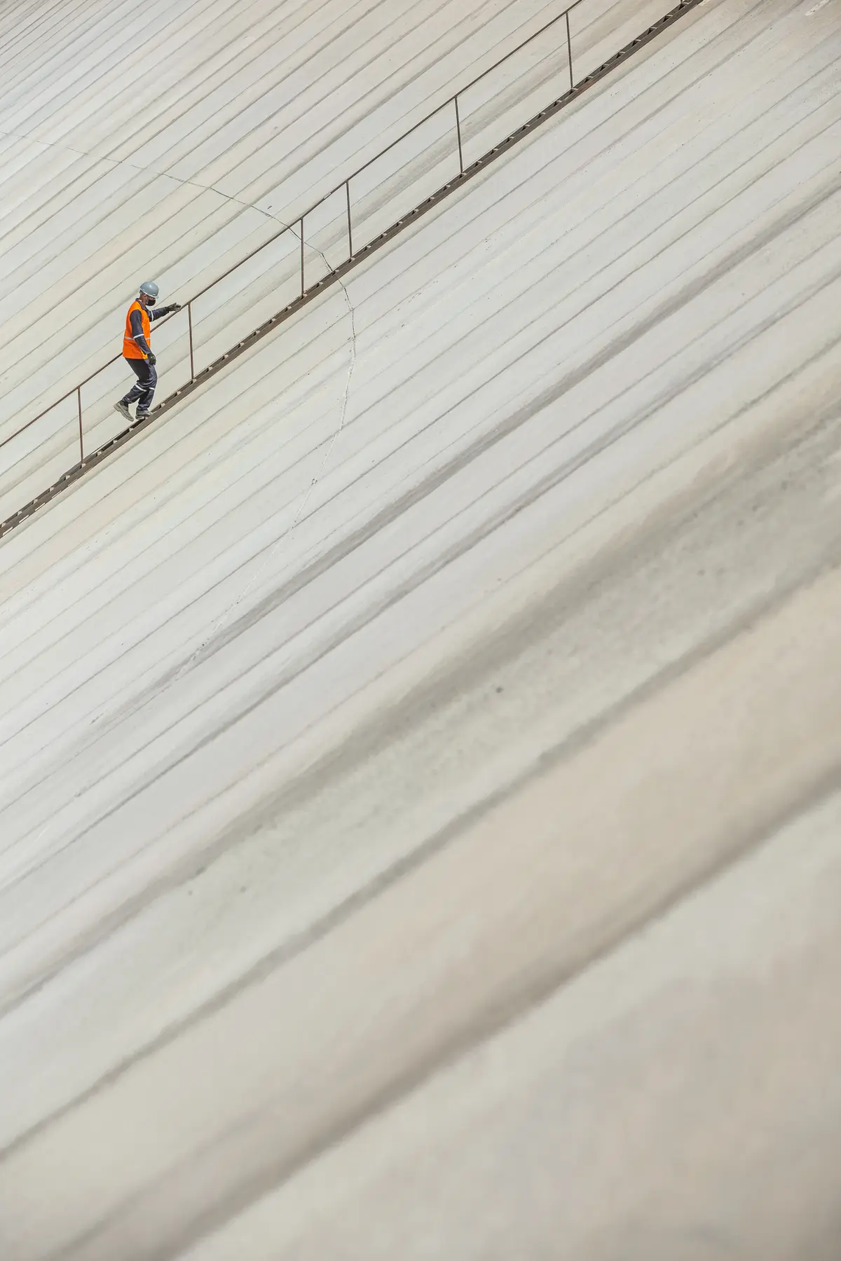 Trabalhadores em estrutura de concreto do Canal do Sertão em Apodi, Rio Grande do Norte